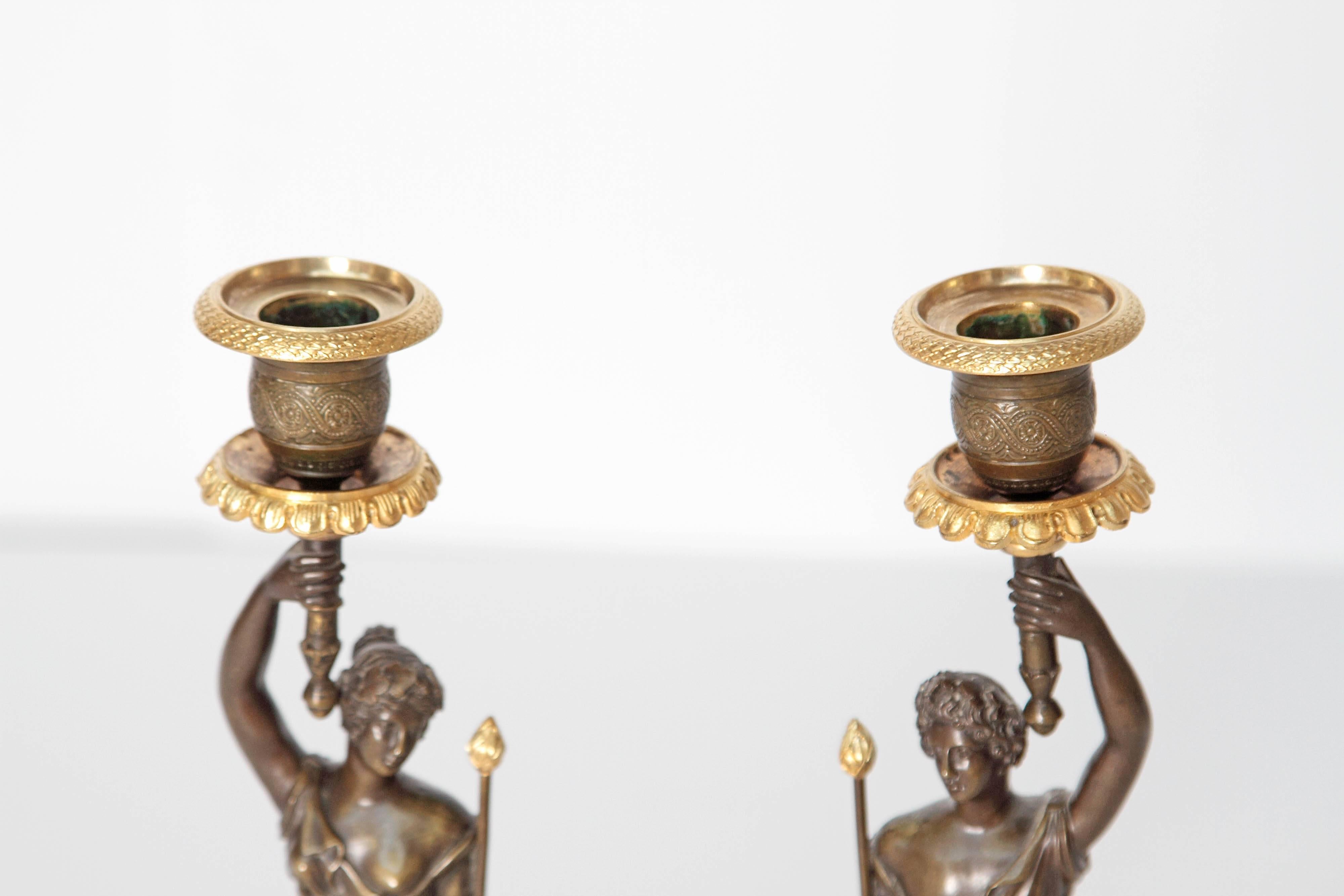 Paar französische Kerzenständer aus Bronze und vergoldeter Bronze aus dem 19. Jahrhundert im Angebot 4
