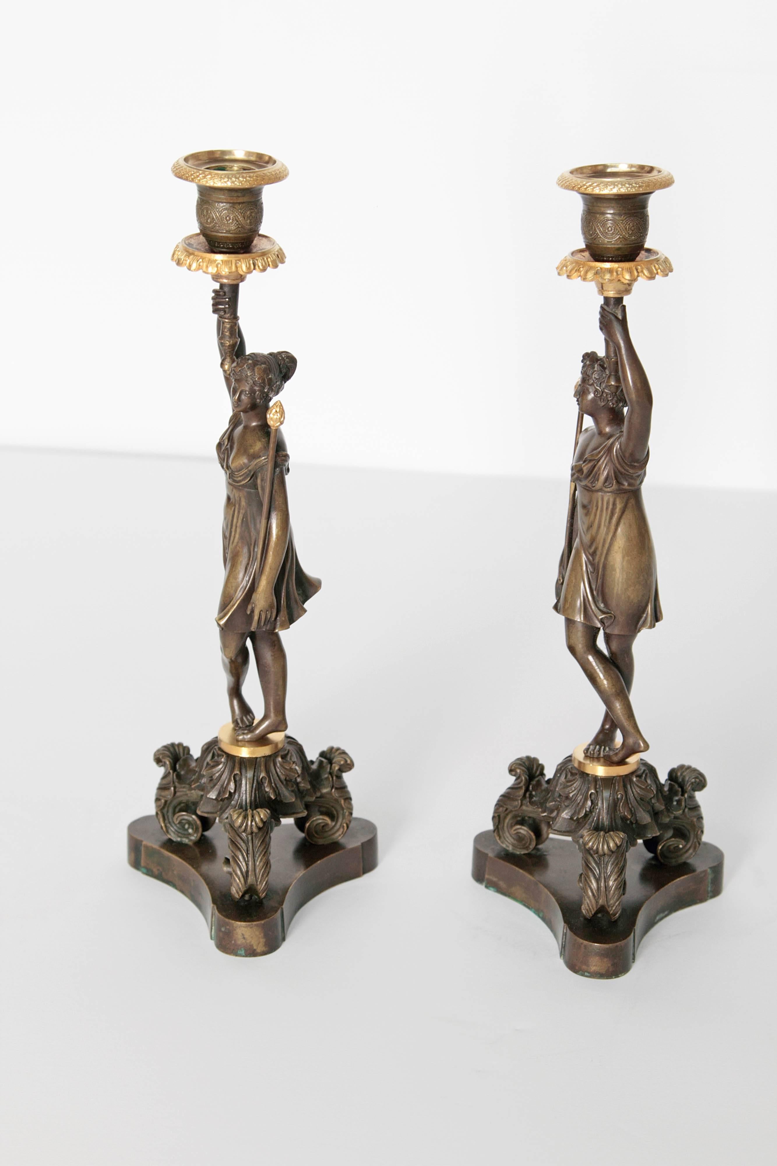 Paar französische Kerzenständer aus Bronze und vergoldeter Bronze aus dem 19. Jahrhundert (Neoklassisches Revival) im Angebot