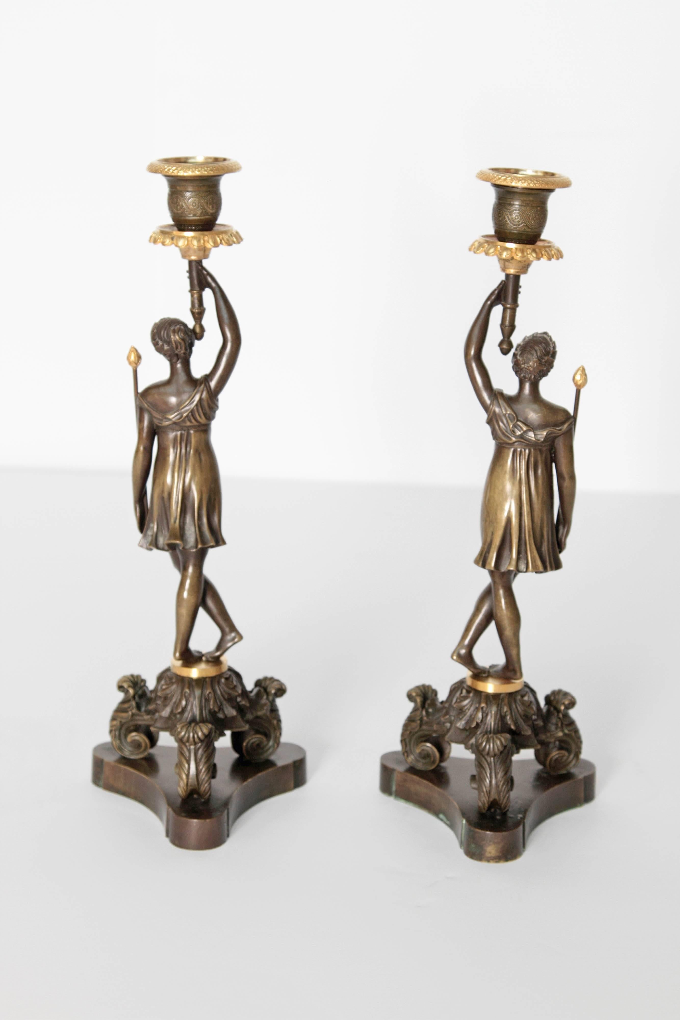 Paar französische Kerzenständer aus Bronze und vergoldeter Bronze aus dem 19. Jahrhundert (Französisch) im Angebot