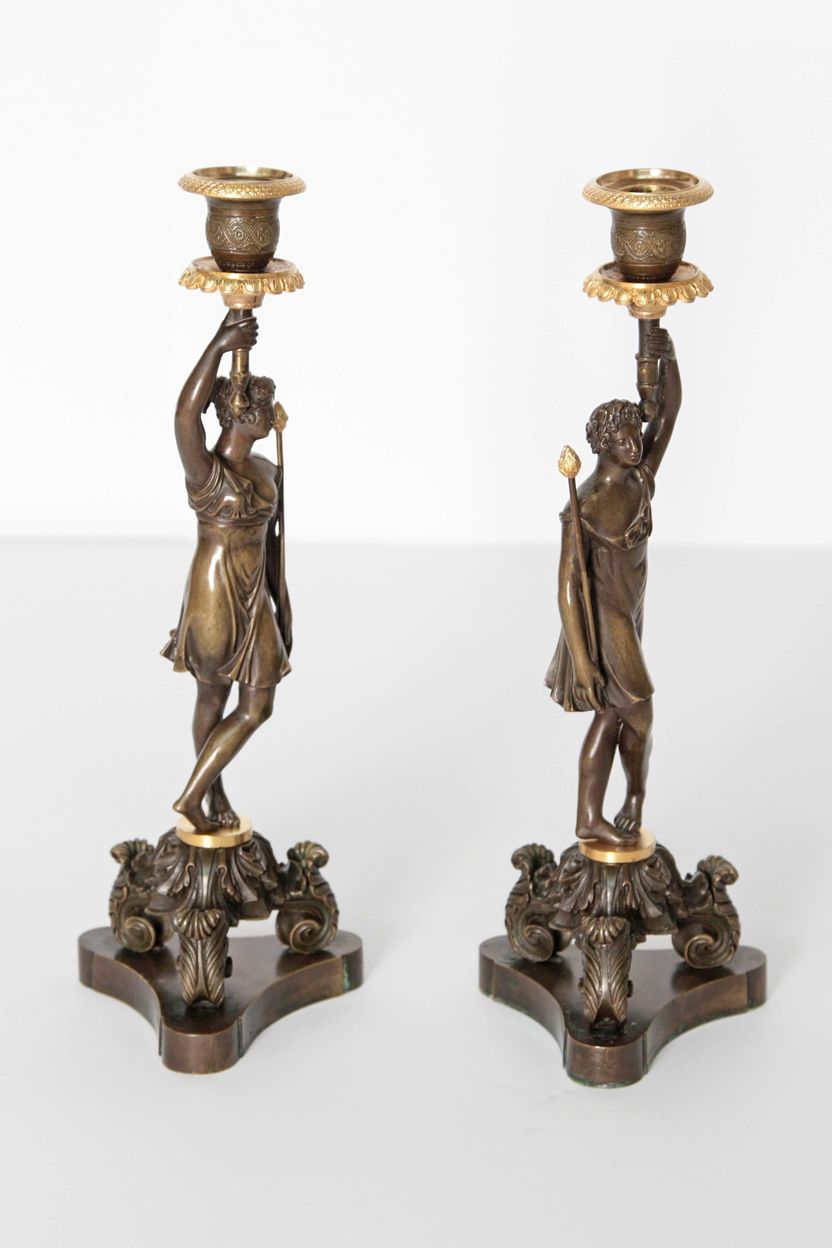 Paar französische Kerzenständer aus Bronze und vergoldeter Bronze aus dem 19. Jahrhundert (Vergoldet) im Angebot