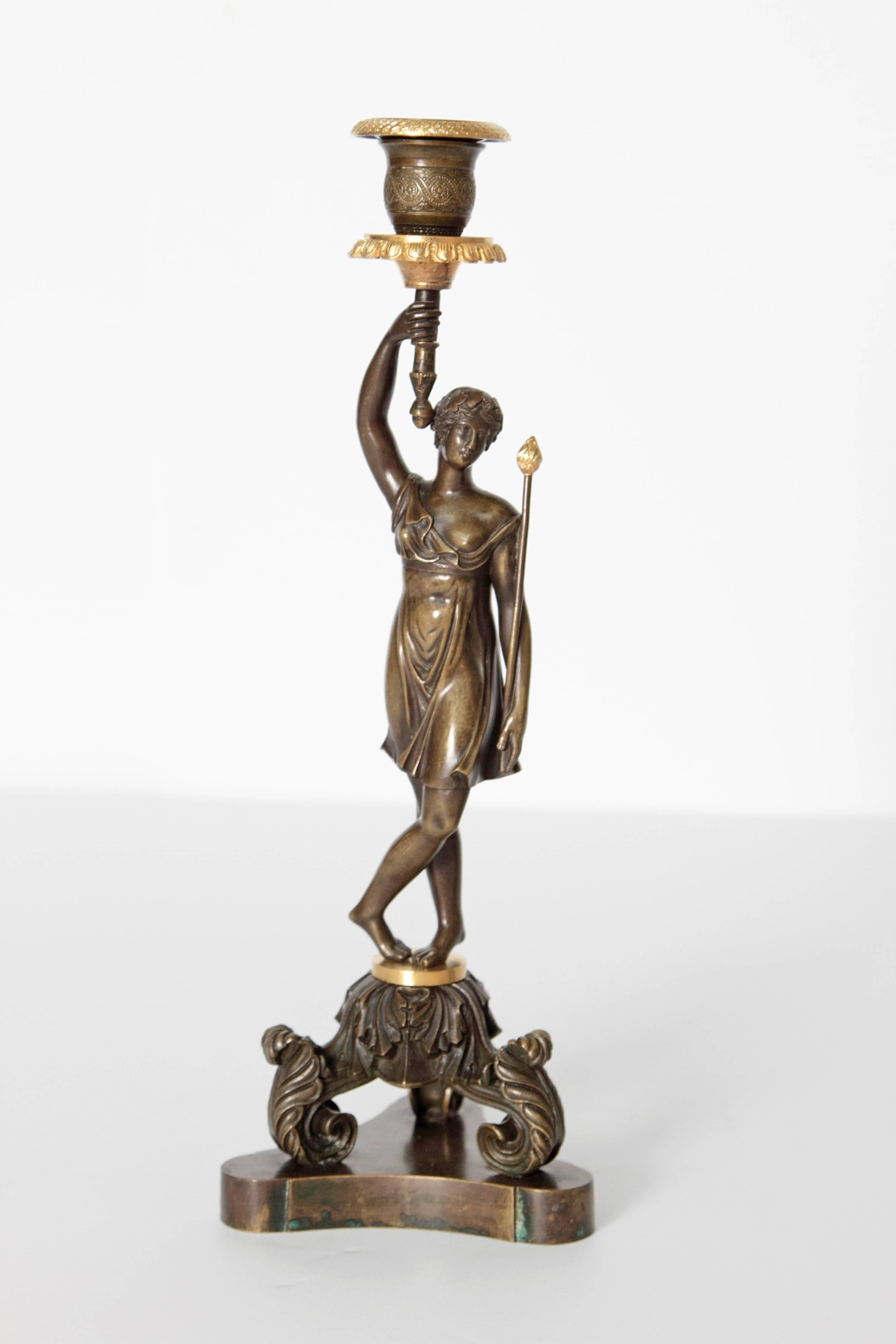 Paar französische Kerzenständer aus Bronze und vergoldeter Bronze aus dem 19. Jahrhundert im Angebot 2