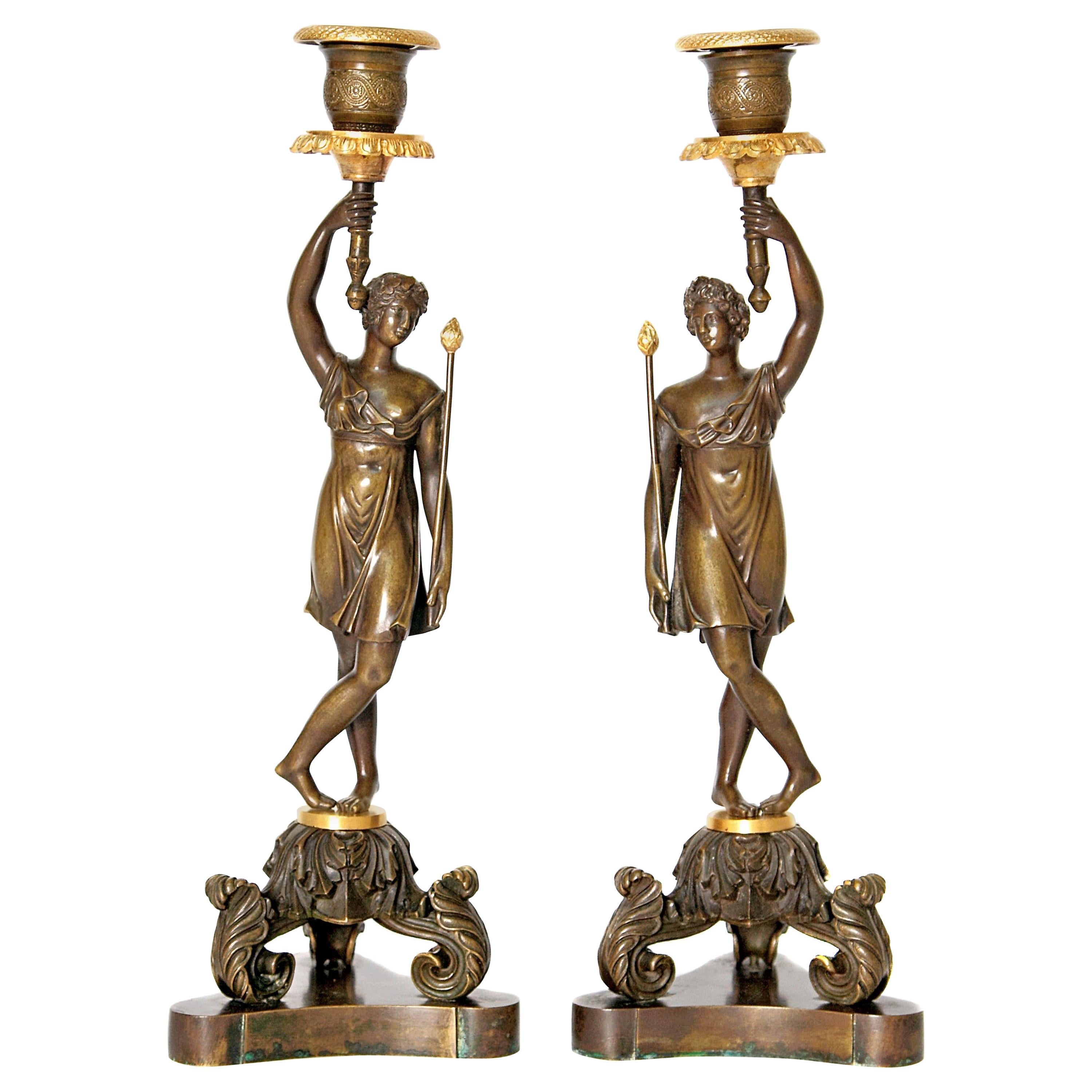 Paar französische Kerzenständer aus Bronze und vergoldeter Bronze aus dem 19. Jahrhundert im Angebot