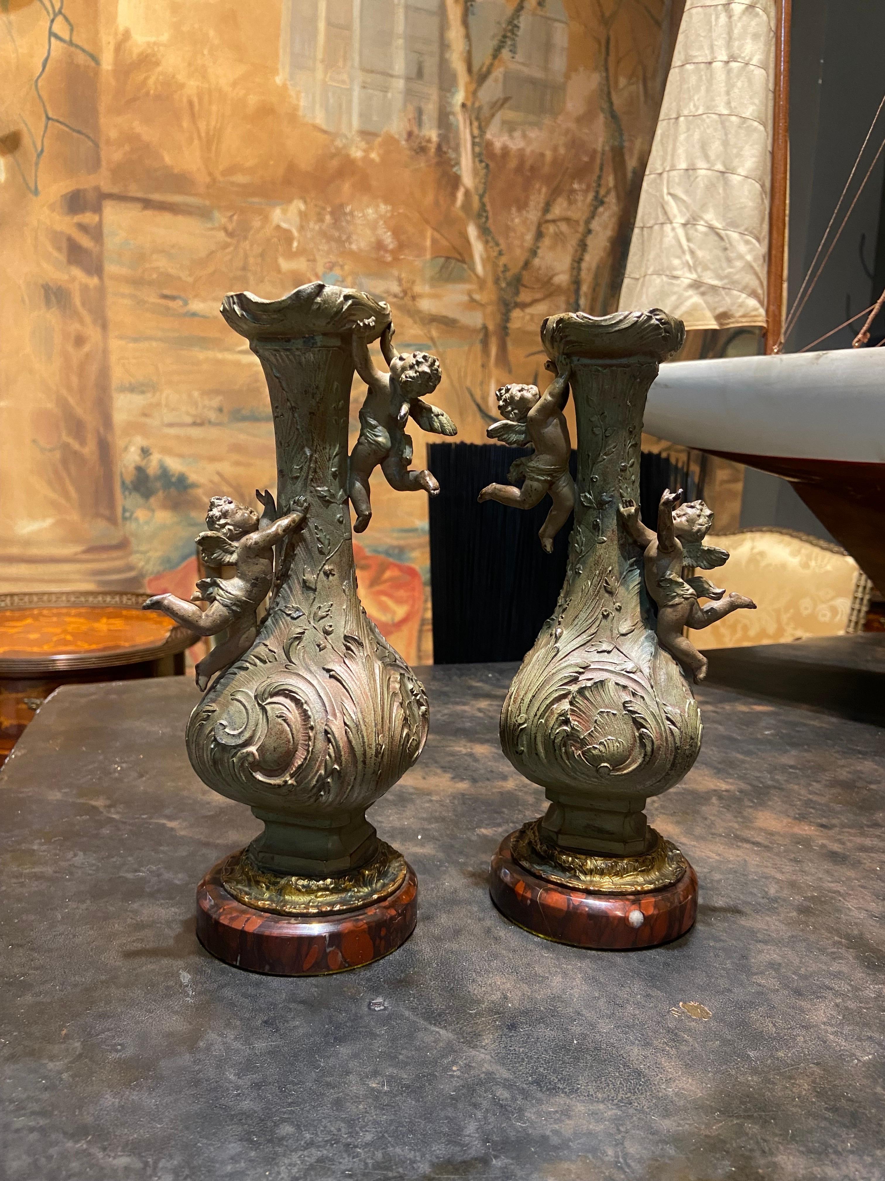 Französisches Paar asymmetrischer Bronzevasen des 19. Jahrhunderts, dekoriert mit Engeln im Angebot 1