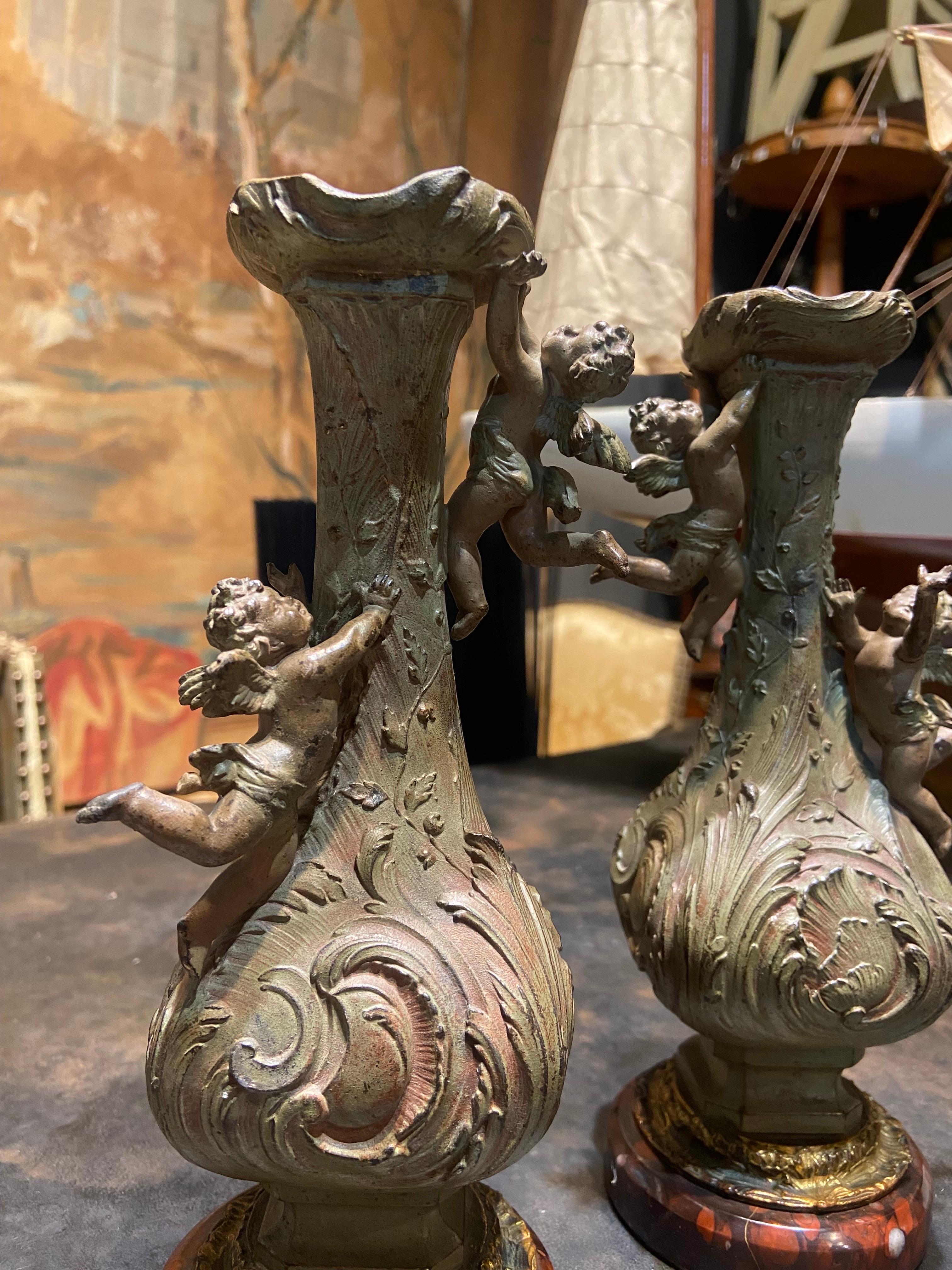 Französisches Paar asymmetrischer Bronzevasen des 19. Jahrhunderts, dekoriert mit Engeln im Angebot 4