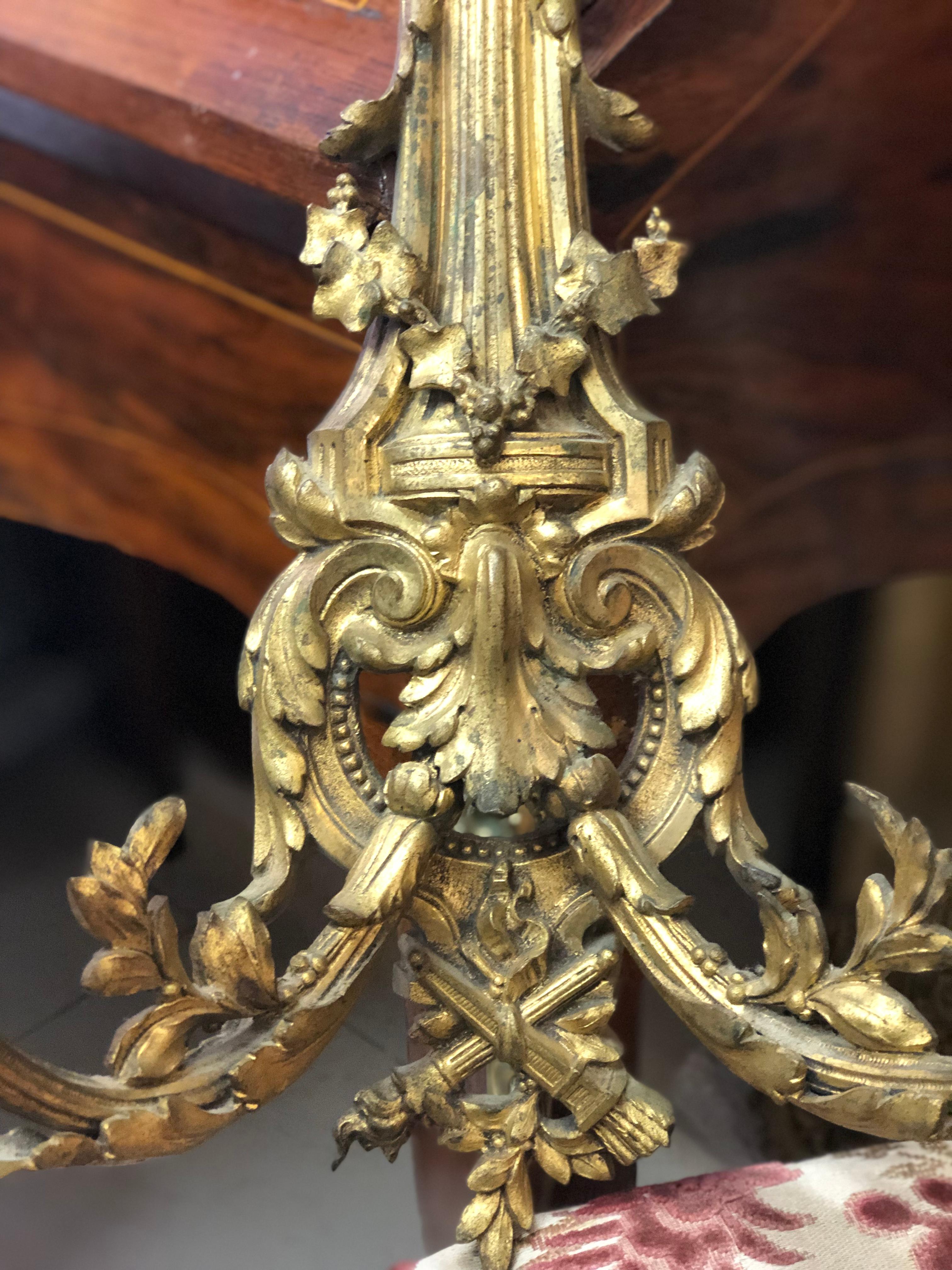 Ein Paar vergoldete Bronzewandleuchten mit zwei Armen, die jeweils unterschiedliche Kristallblumen als Schirm haben. Sie stammen aus dem späten 19. Jahrhundert und sind beide in sehr gutem Originalzustand.
