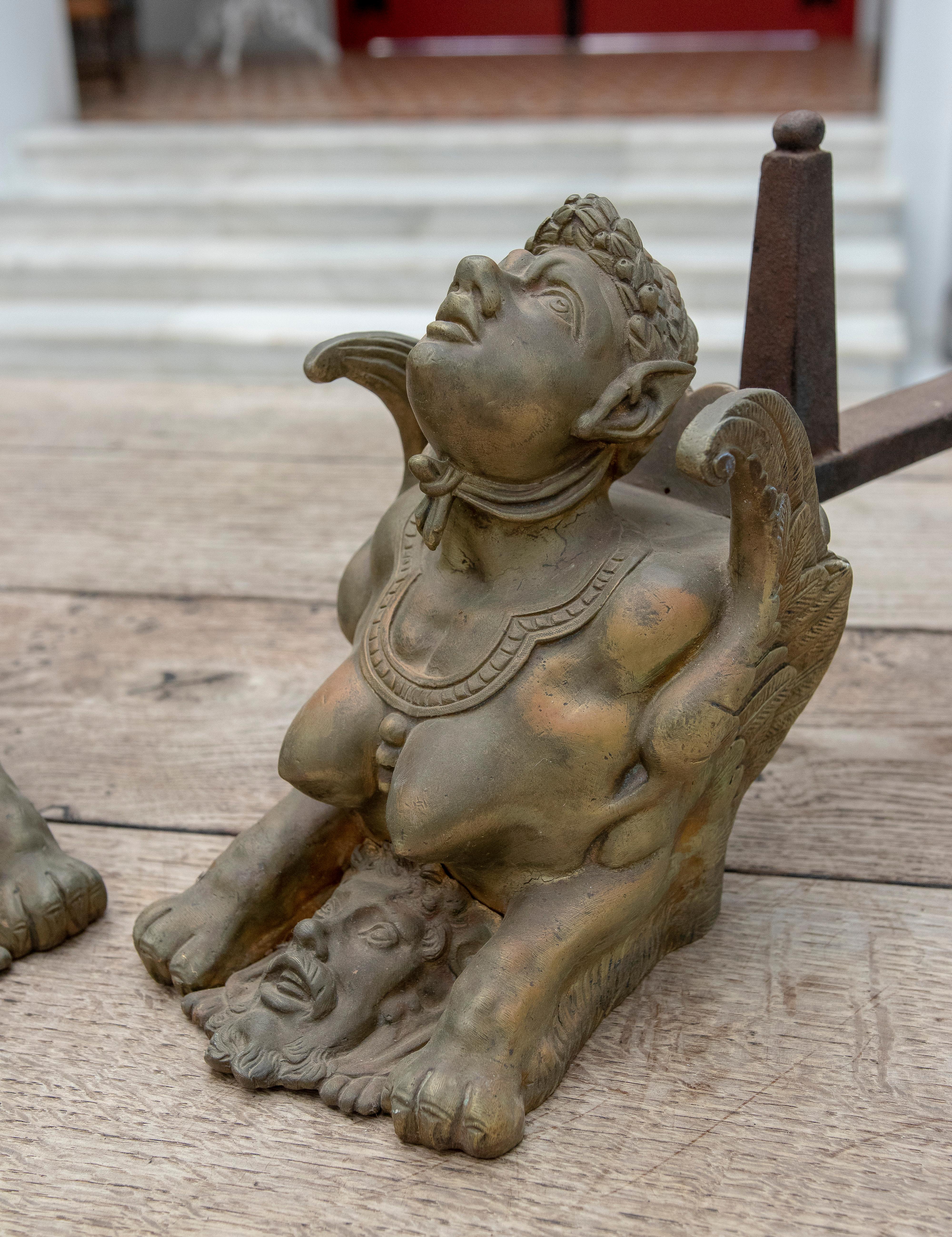 Coppia di spugnole in bronzo di personaggi alati del XIX secolo in Francia In condizioni buone in vendita a Marbella, ES