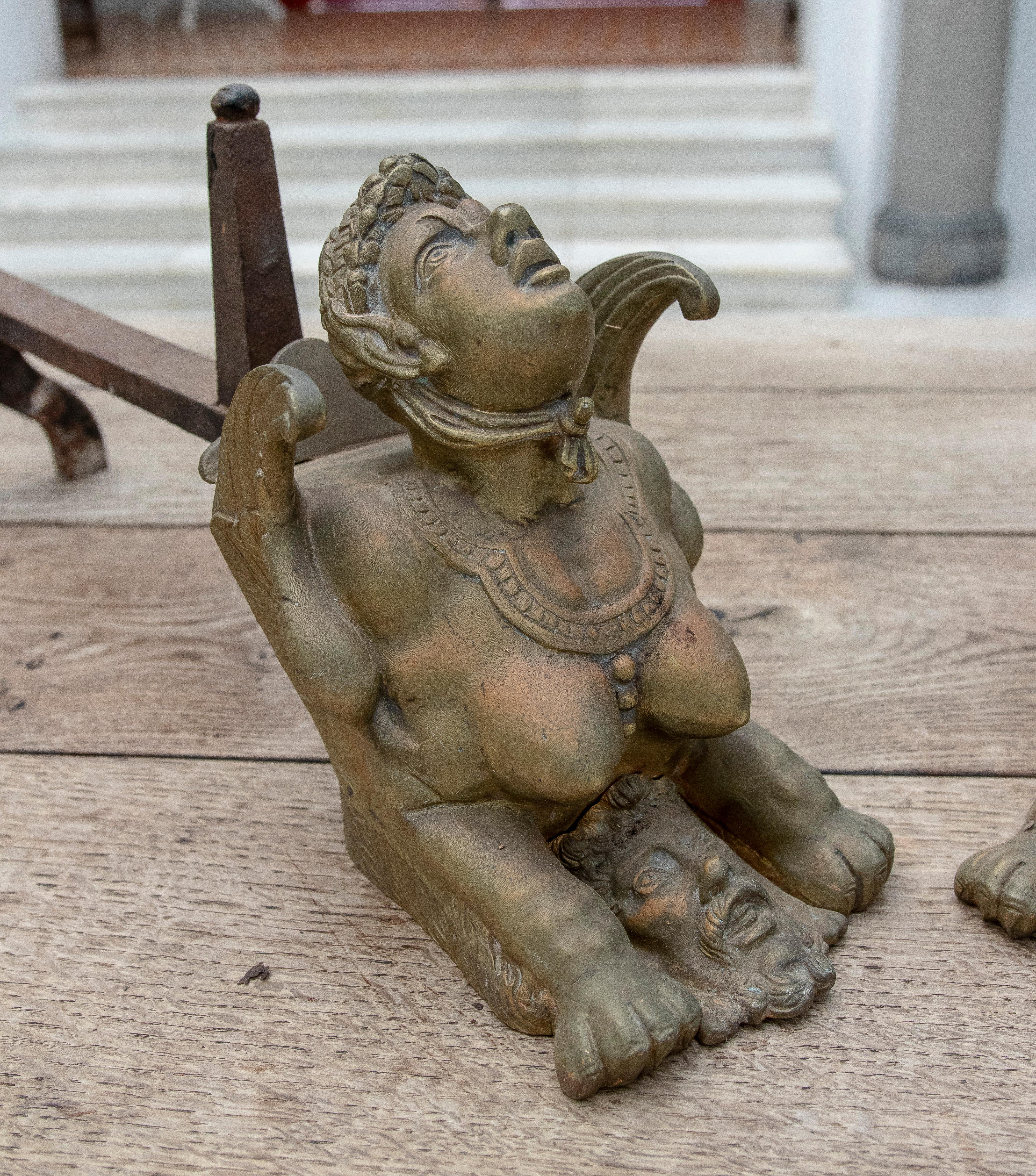 XX secolo Coppia di spugnole in bronzo di personaggi alati del XIX secolo in Francia in vendita