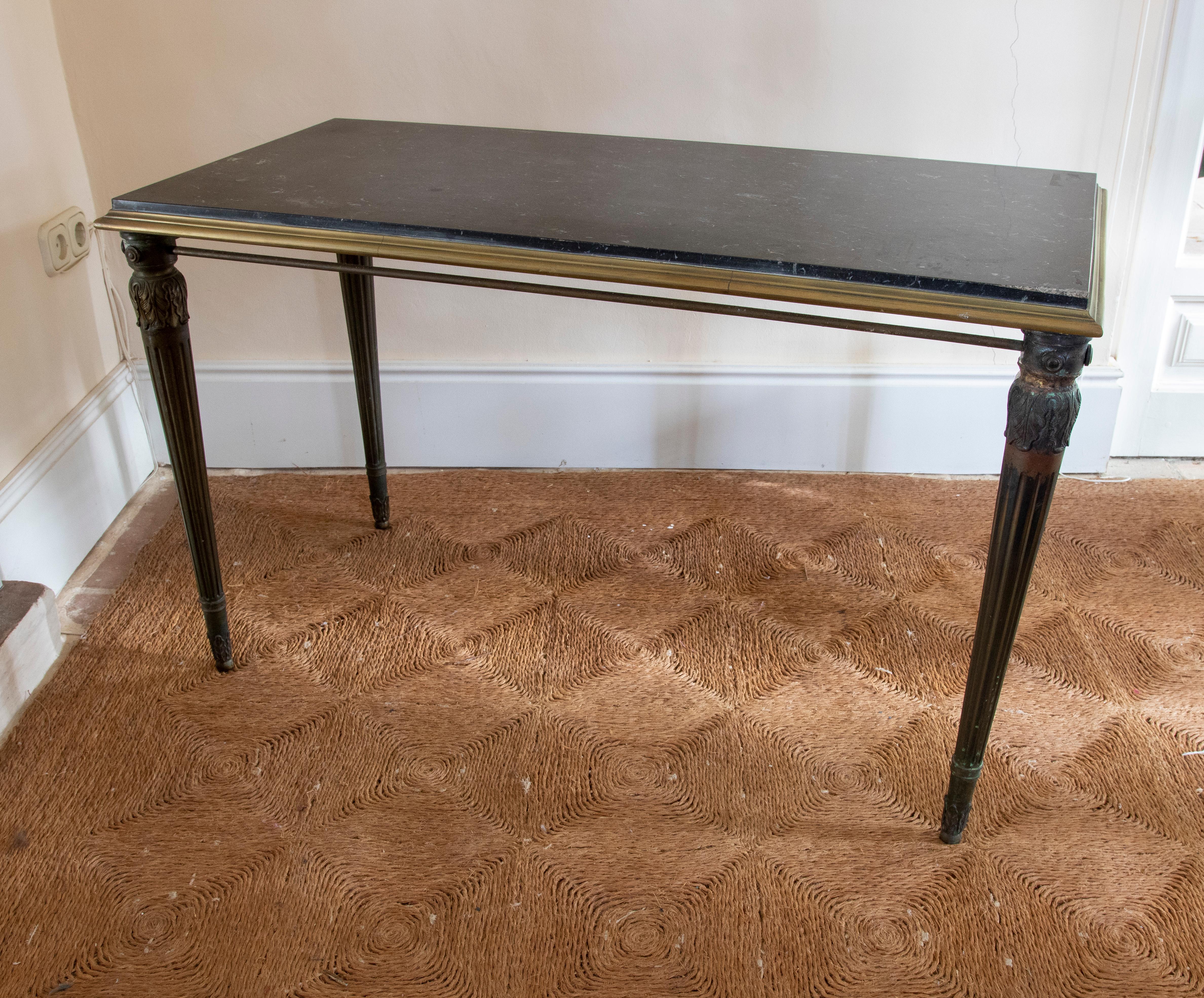 Coppia di tavoli francesi del XIX secolo in bronzo con piani in marmo nero