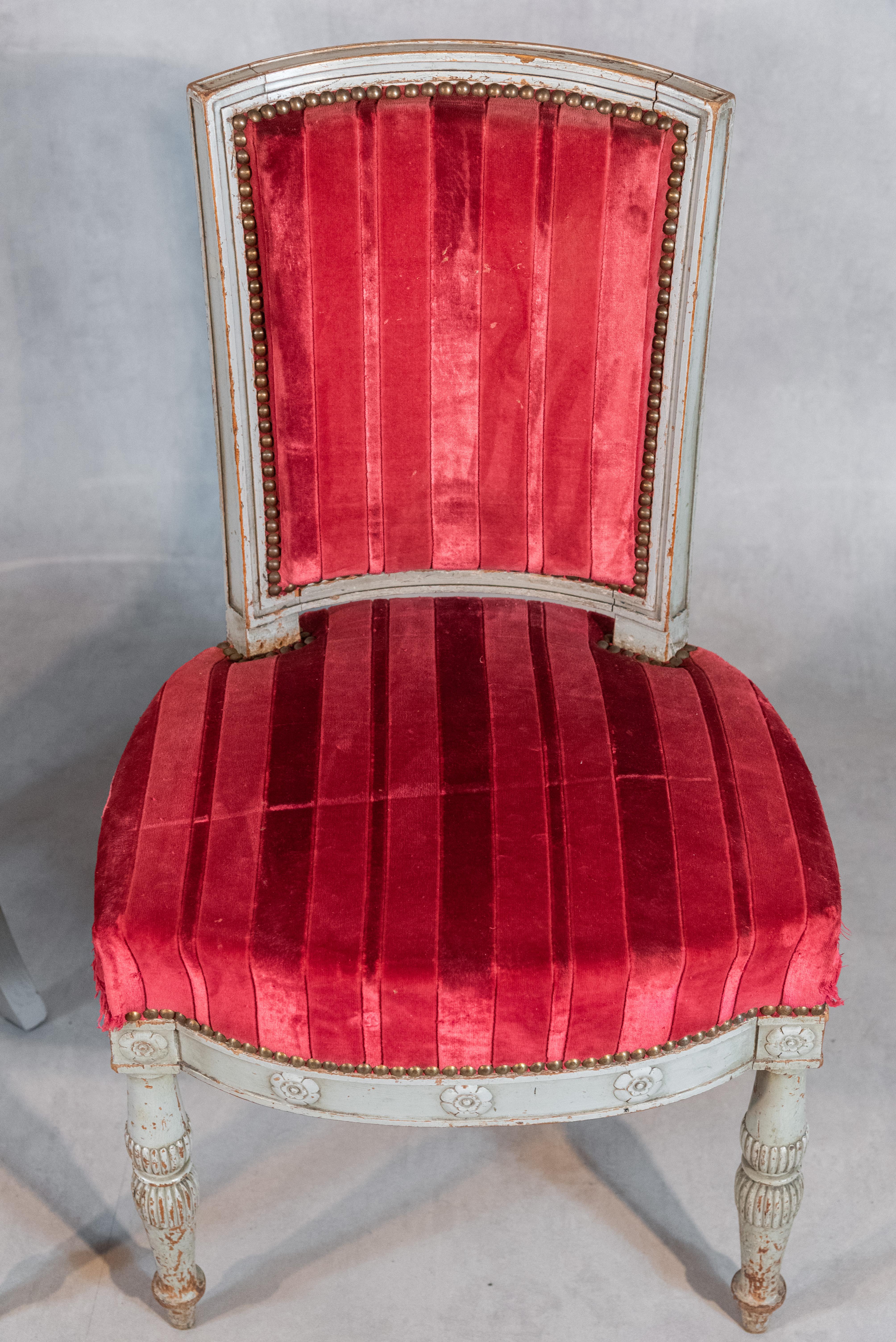 Lassen Sie sich von der raffinierten Eleganz des 19. Jahrhunderts mit diesem exquisiten französischen Stuhlpaar verzaubern, das den zeitlosen Charme des klassischen französischen Designs widerspiegelt. Die Stühle sind aus Massivholz gefertigt und