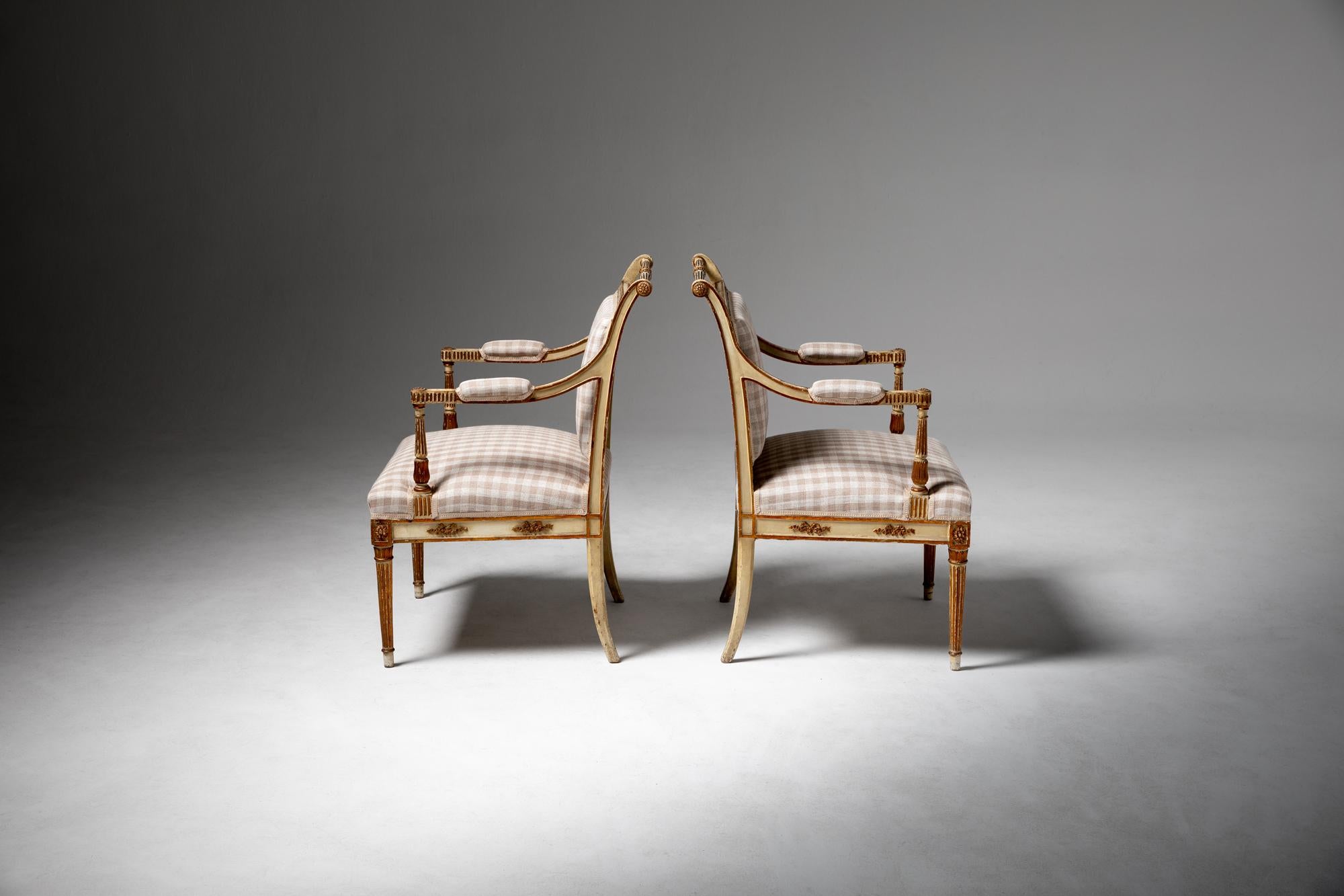Questa squisita coppia di poltrone francesi del XIX secolo incarna l'eleganza e la raffinata semplicità dello stile Direttorio, che fiorì durante un'epoca cruciale della storia francese. Ogni sedia riflette le influenze neoclassiche che hanno