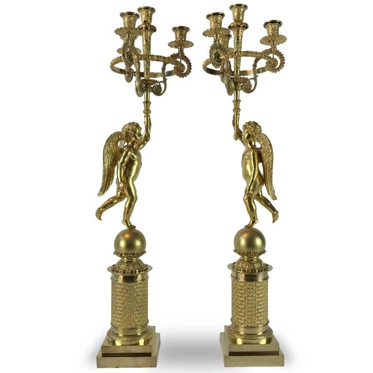Paar französische Empire-Kandelaber des 19. Jahrhunderts, vergoldete Flambeaux mit Putten, vergoldet (Bronze) im Angebot