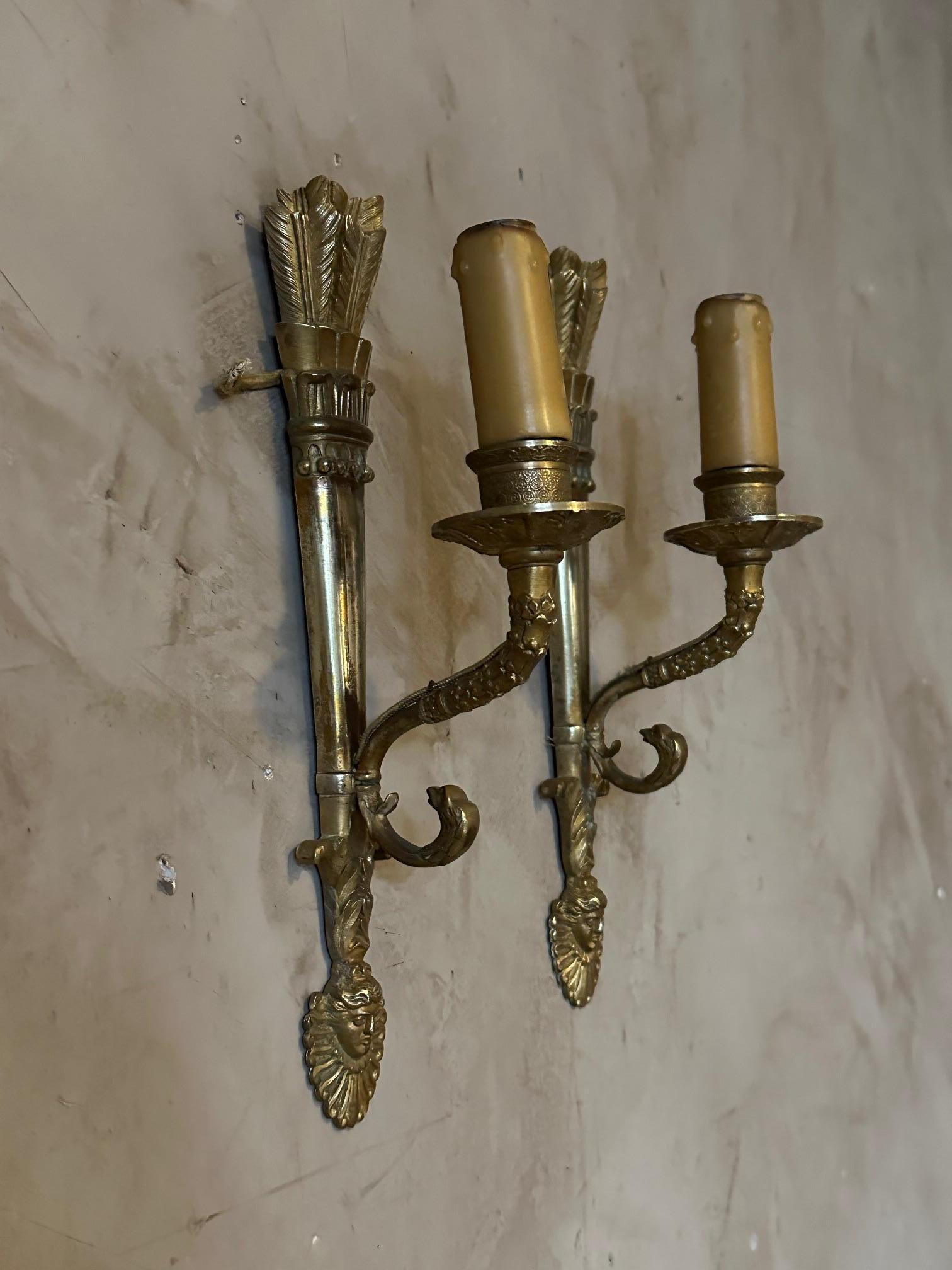 18th century French very beautiful pair of gilded bronze sconces from the Empire period in good condition.
Caryatid heads. Very elegant model. Electrification up to standards.
Nice quality.