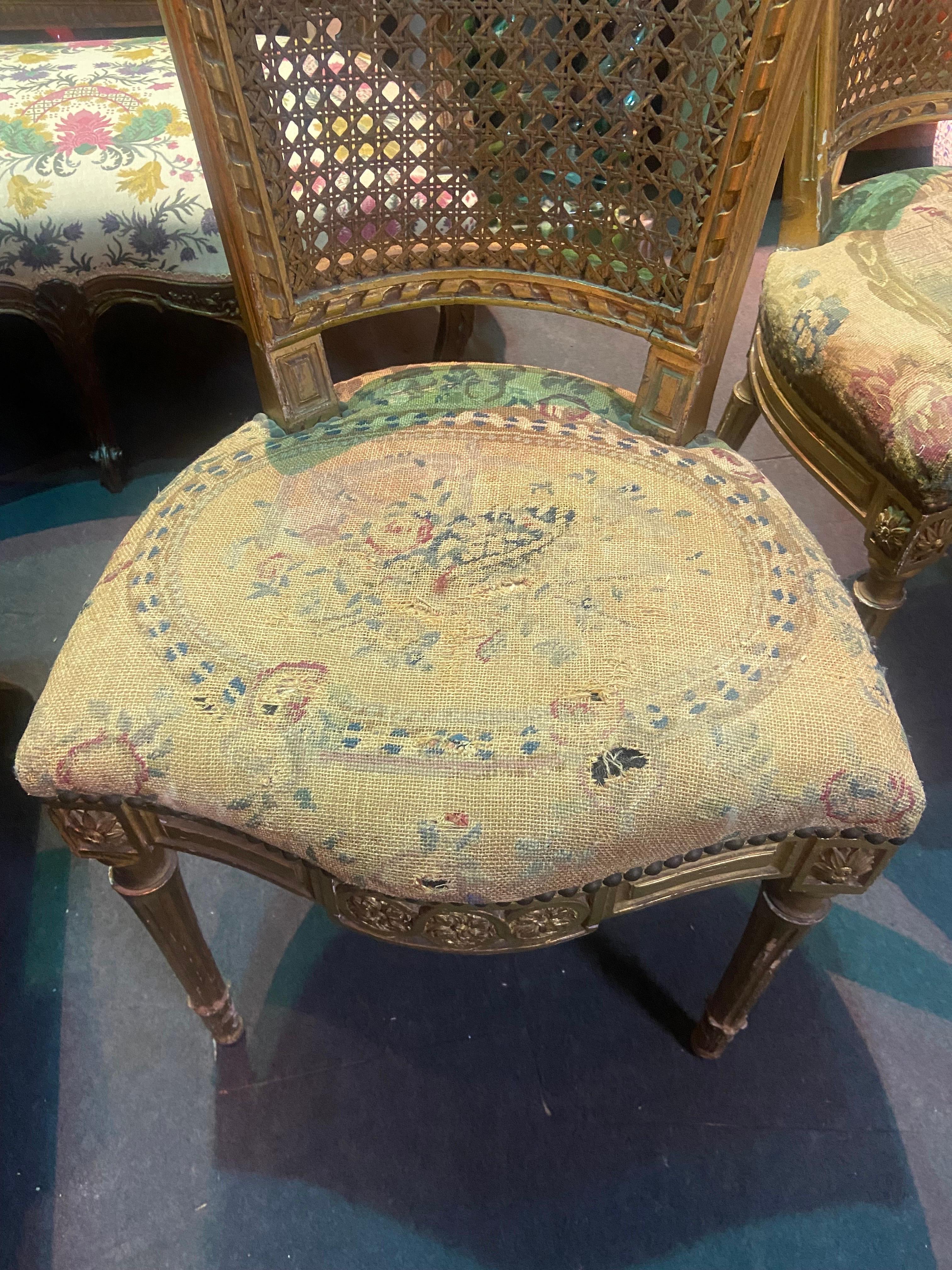 Paire de chaises françaises du 19ème siècle en bois doré et tapisserie sculptée à la main  en vente 2