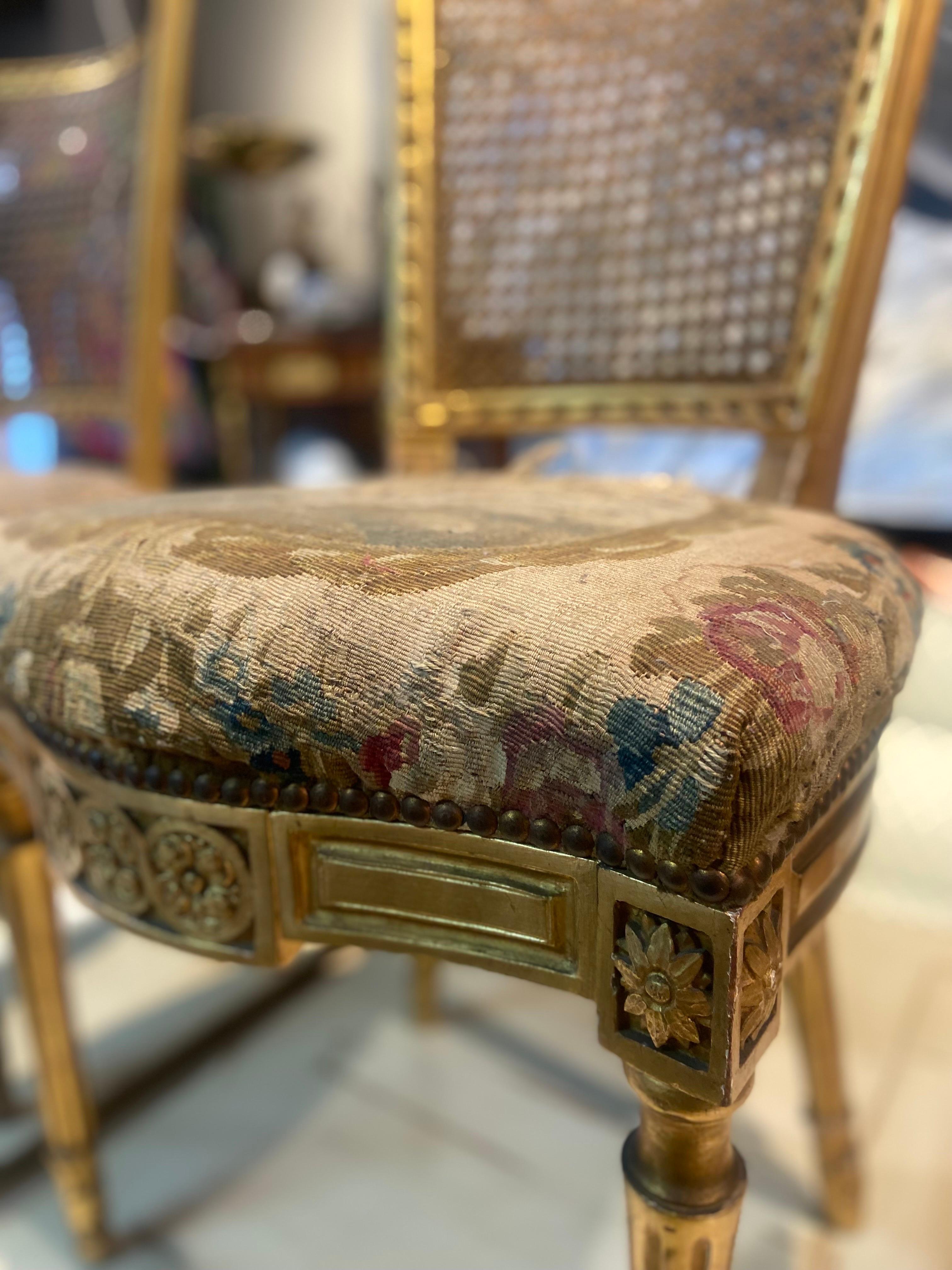 Paire de chaises françaises du 19ème siècle en bois doré et tapisserie sculptée à la main en vente 5