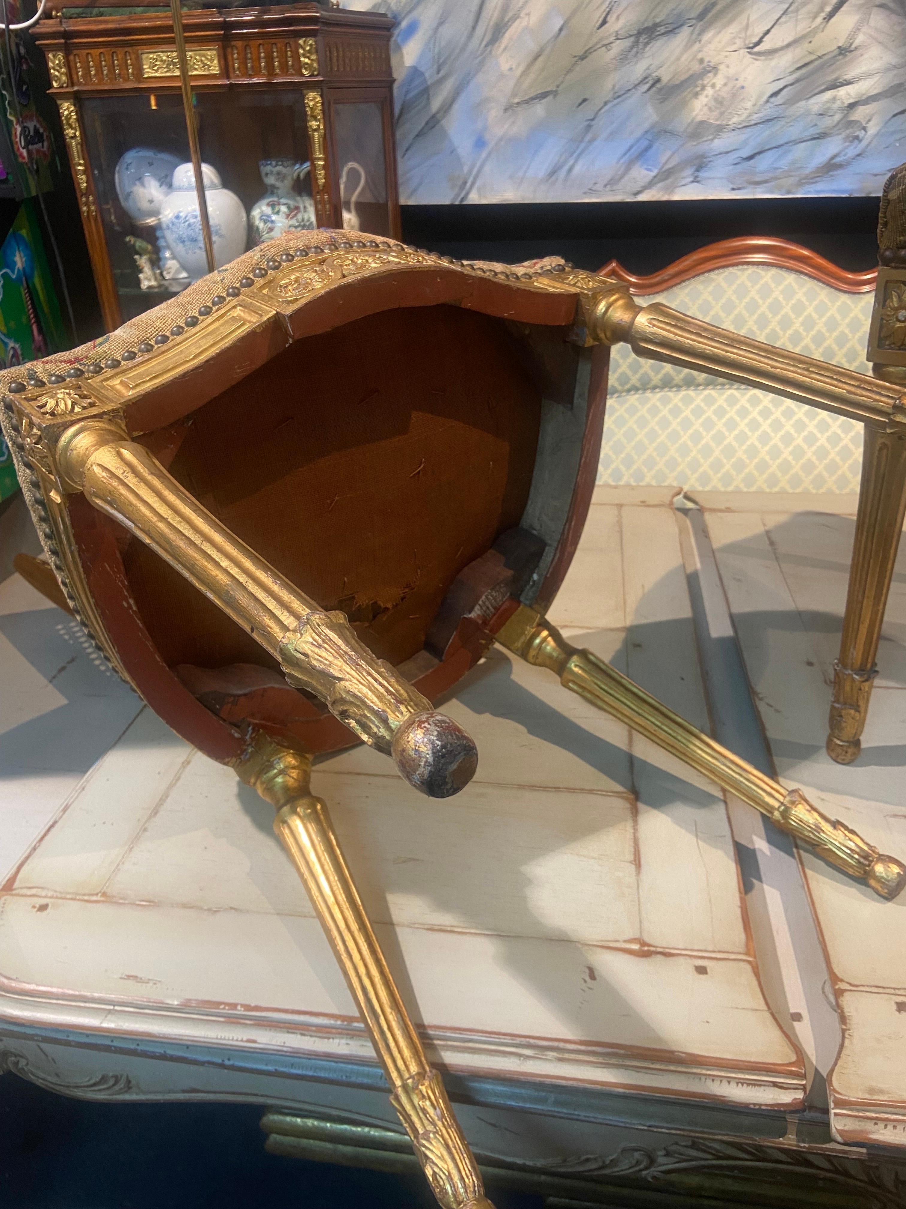 19. Jahrhundert Französisch Paar vergoldetes Holz und handgeschnitzte Tapisserie Stühle  (Handgeschnitzt) im Angebot