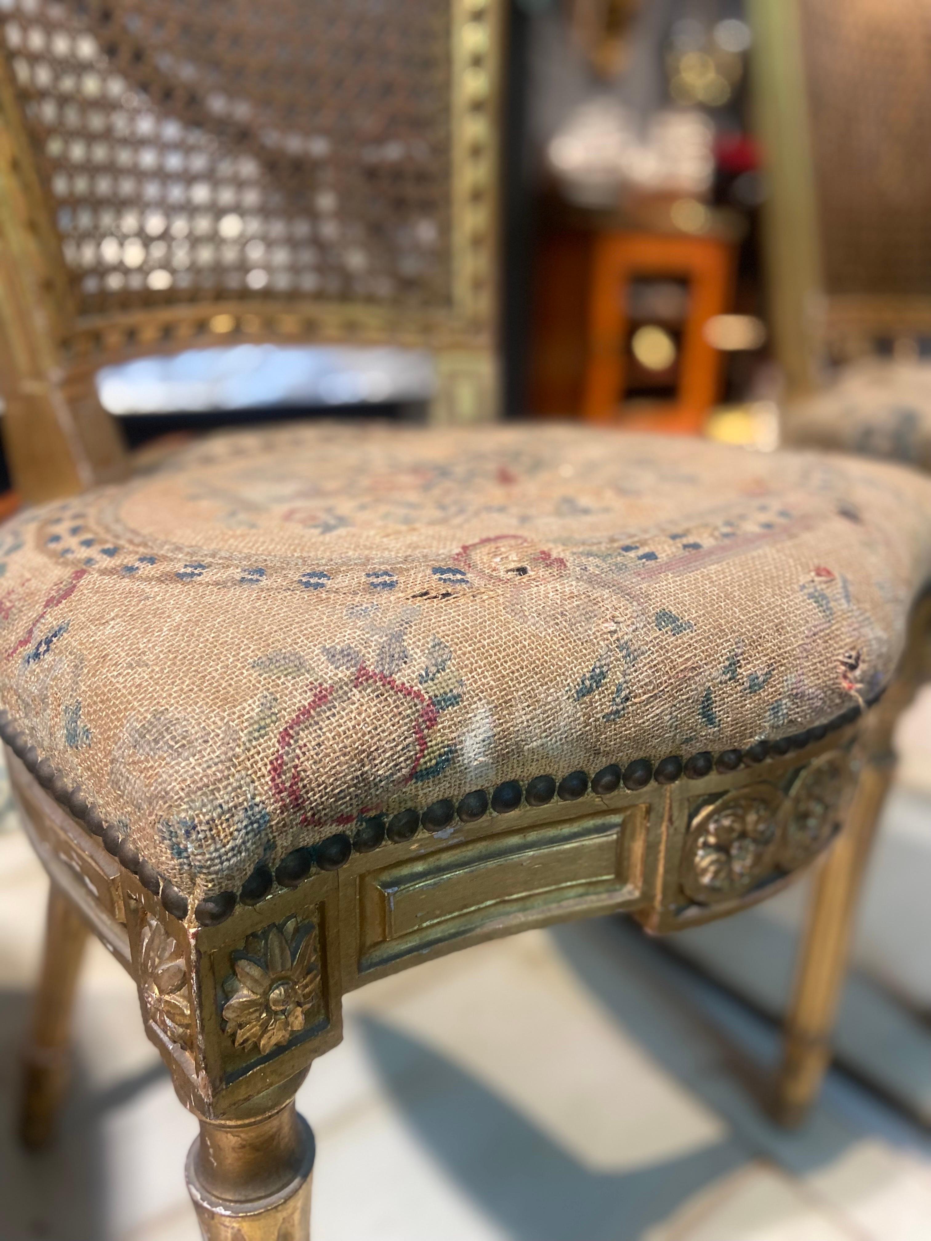 XIXe siècle Paire de chaises françaises du 19ème siècle en bois doré et tapisserie sculptée à la main en vente