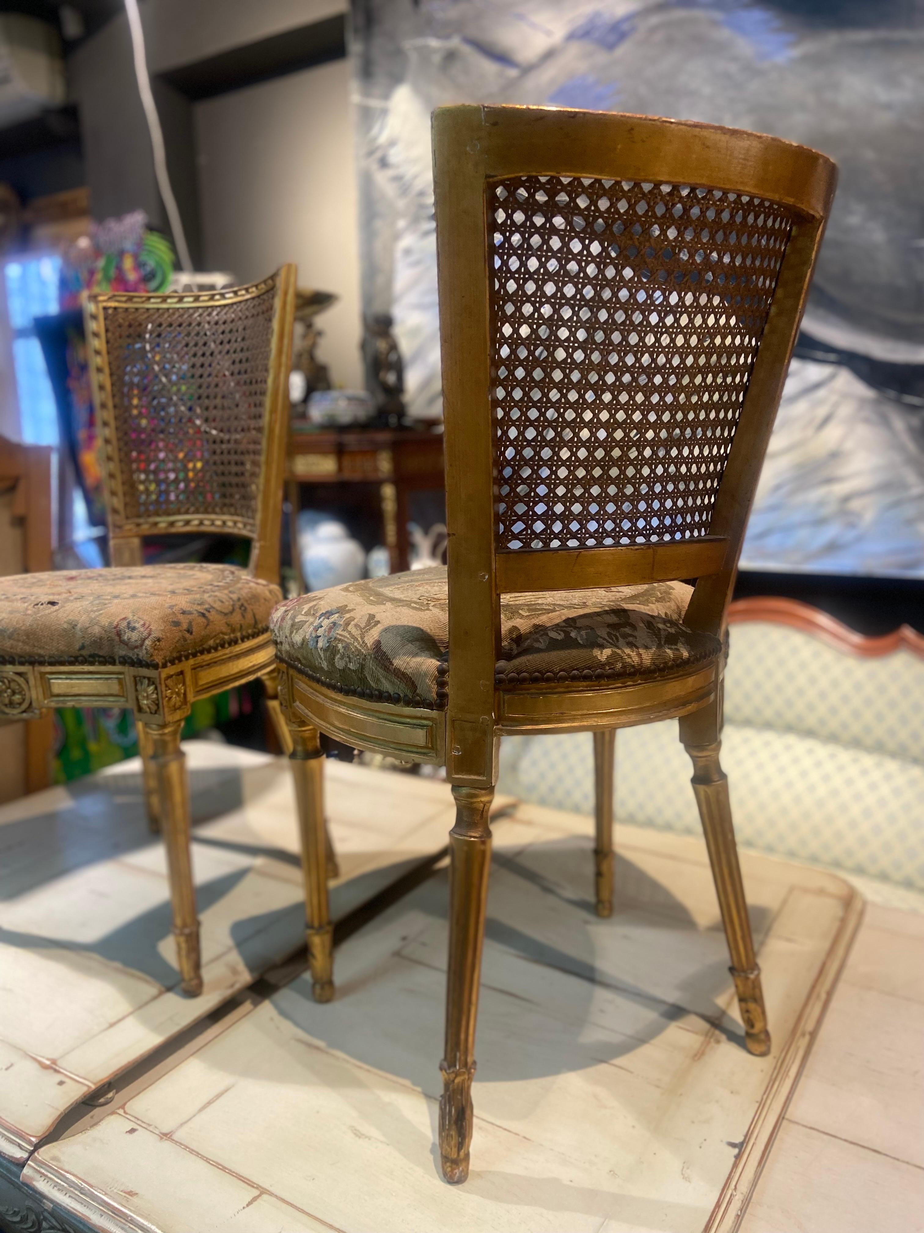 Paire de chaises françaises du 19ème siècle en bois doré et tapisserie sculptée à la main  en vente 1