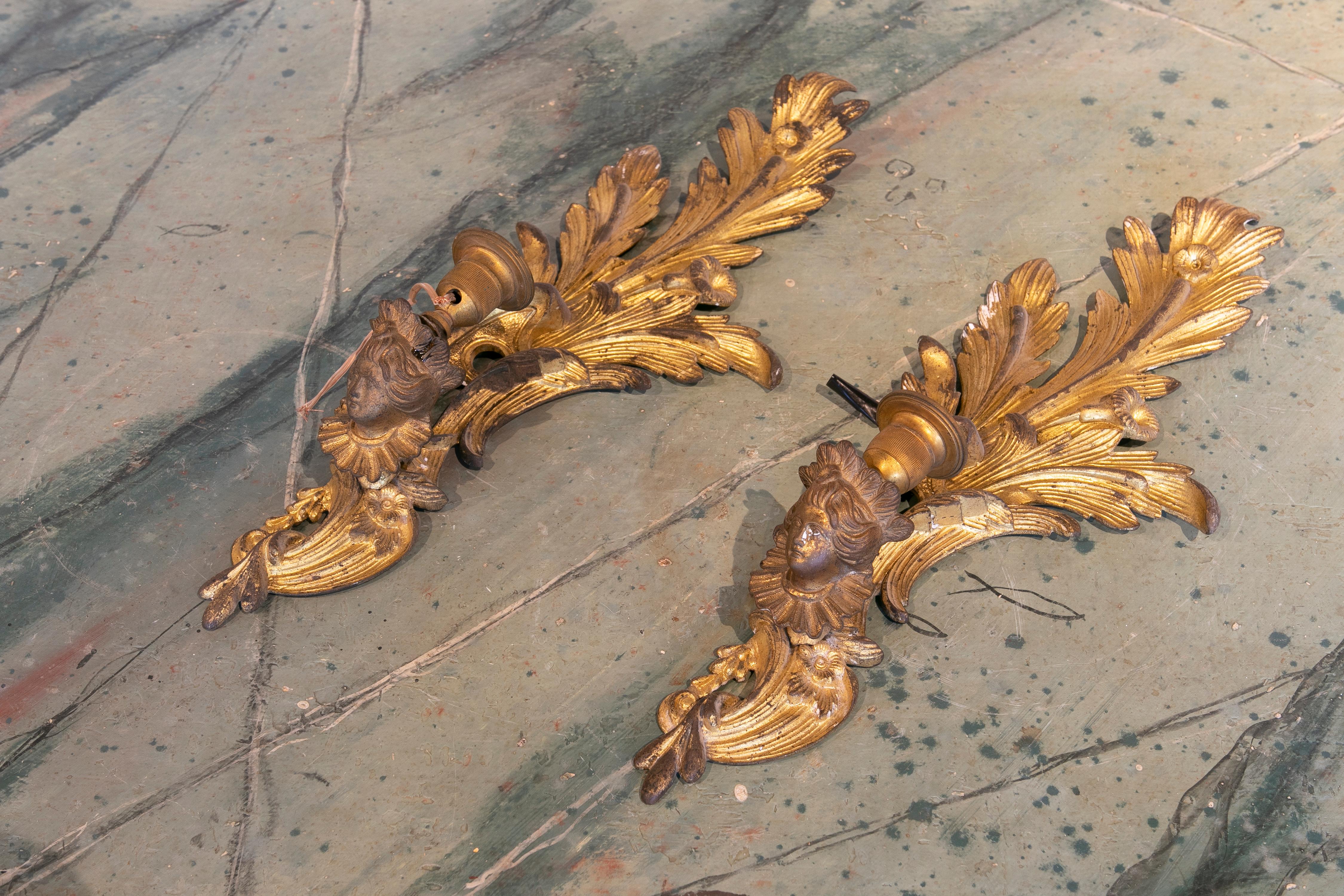19th Century French Pair of Gilded Bronze Sconces with Women Decoration For Sale 1