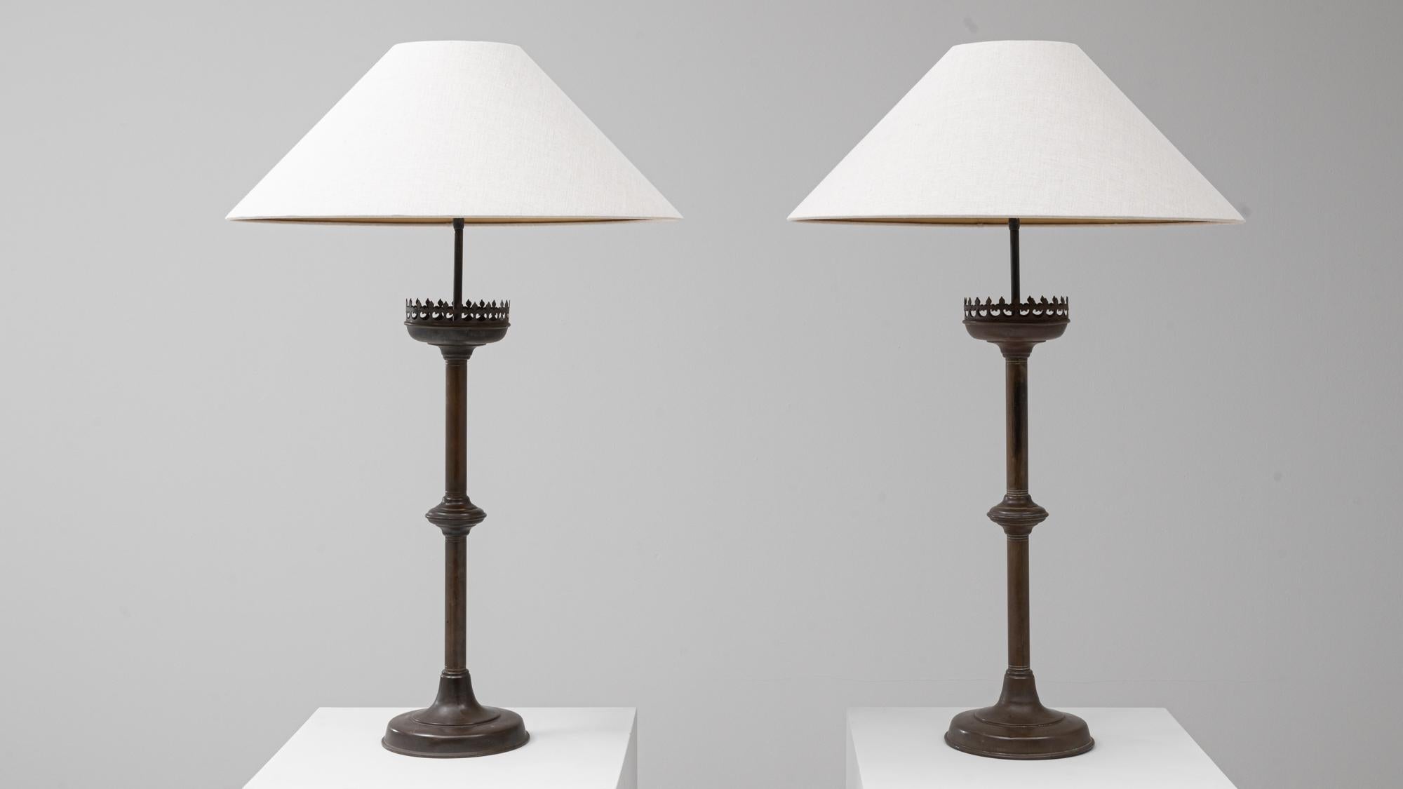 Coppia di lampade da tavolo francesi del XIX secolo in metallo in stile gotico revival in vendita 5