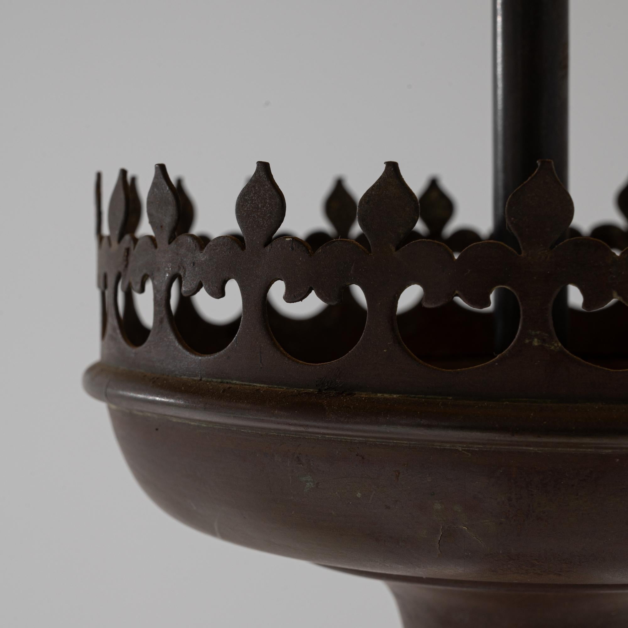 Coppia di lampade da tavolo francesi del XIX secolo in metallo in stile gotico revival in vendita 7