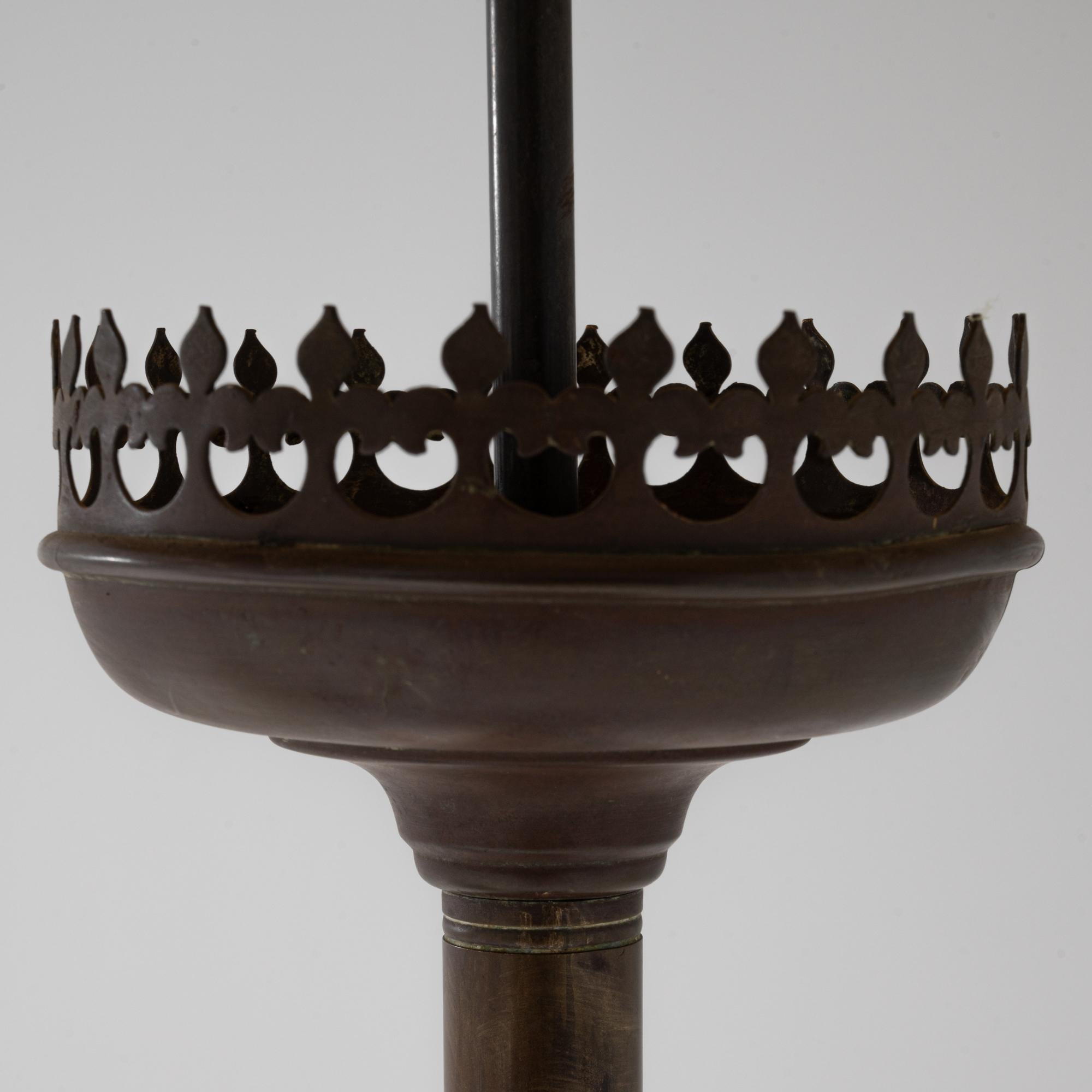 Coppia di lampade da tavolo francesi del XIX secolo in metallo in stile gotico revival in vendita 8