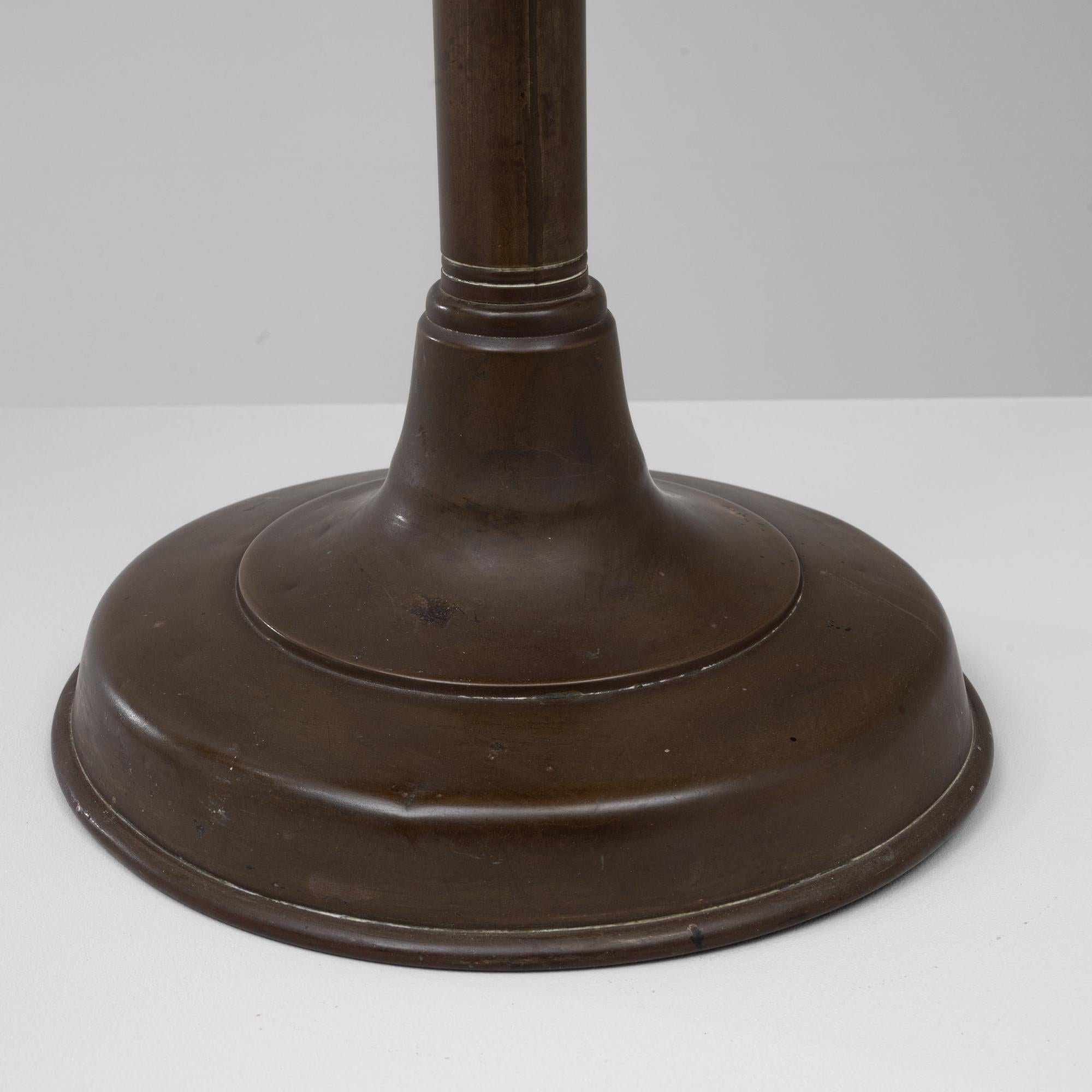 Coppia di lampade da tavolo francesi del XIX secolo in metallo in stile gotico revival in vendita 9