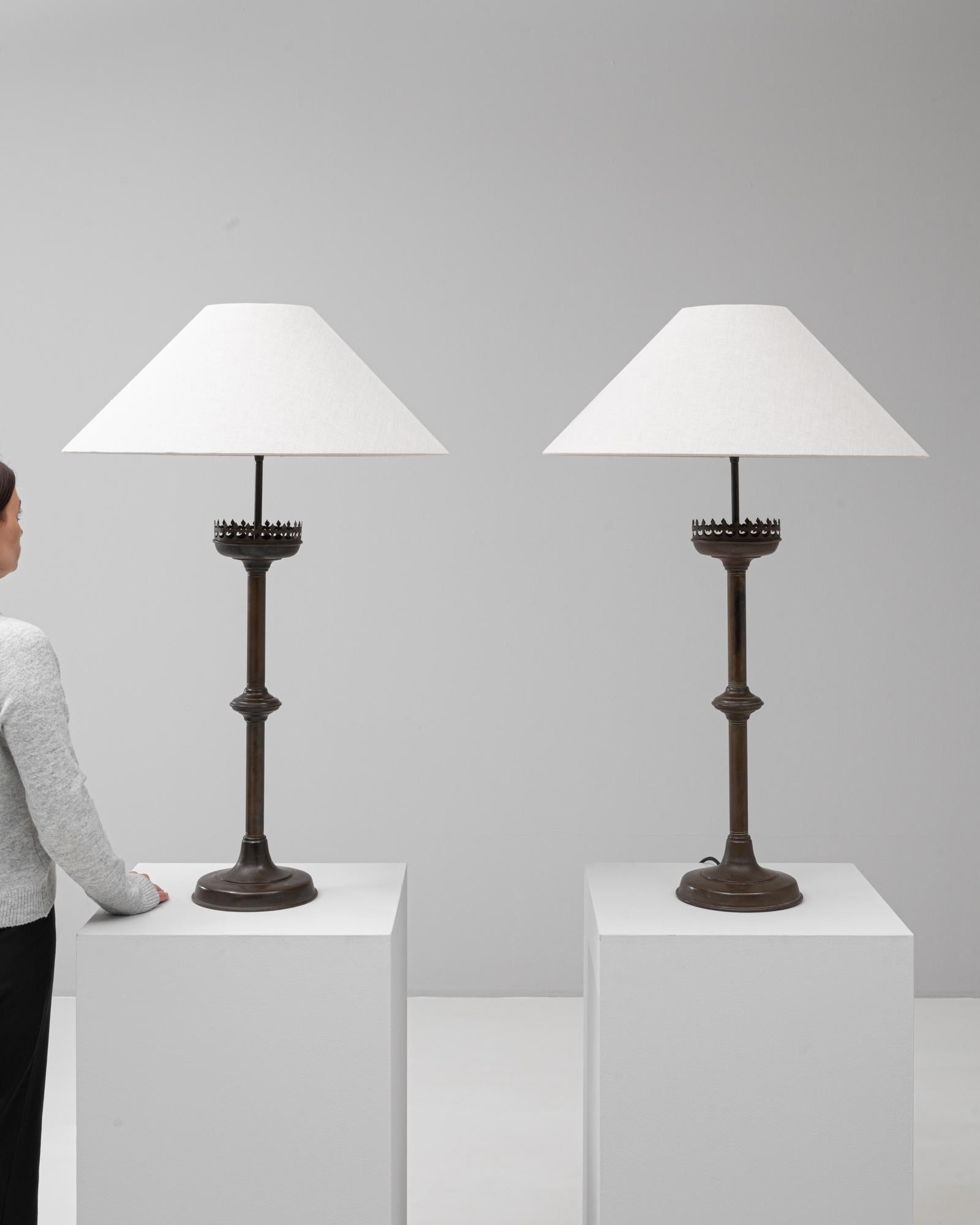 Coppia di lampade da tavolo francesi del XIX secolo in metallo in stile gotico revival In condizioni buone in vendita a High Point, NC