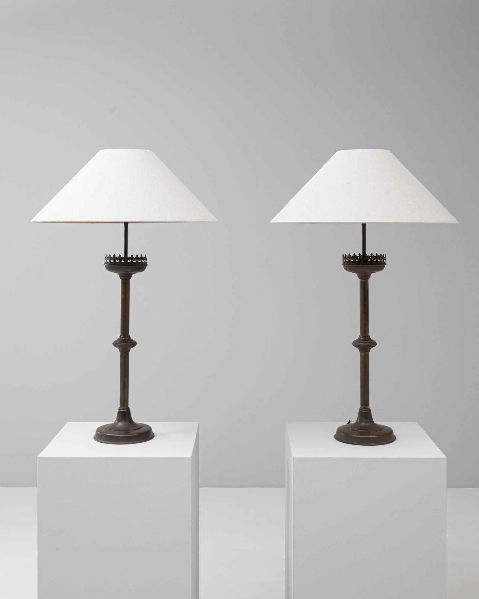 Coppia di lampade da tavolo francesi del XIX secolo in metallo in stile gotico revival in vendita 1