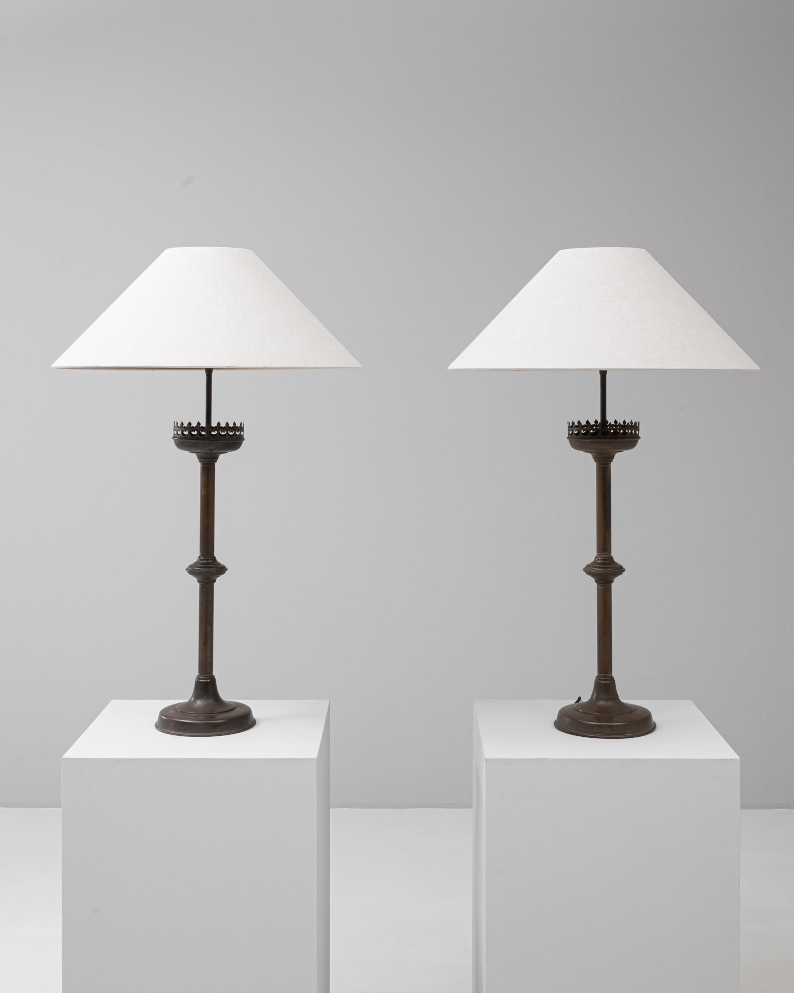 Coppia di lampade da tavolo francesi del XIX secolo in metallo in stile gotico revival in vendita 2