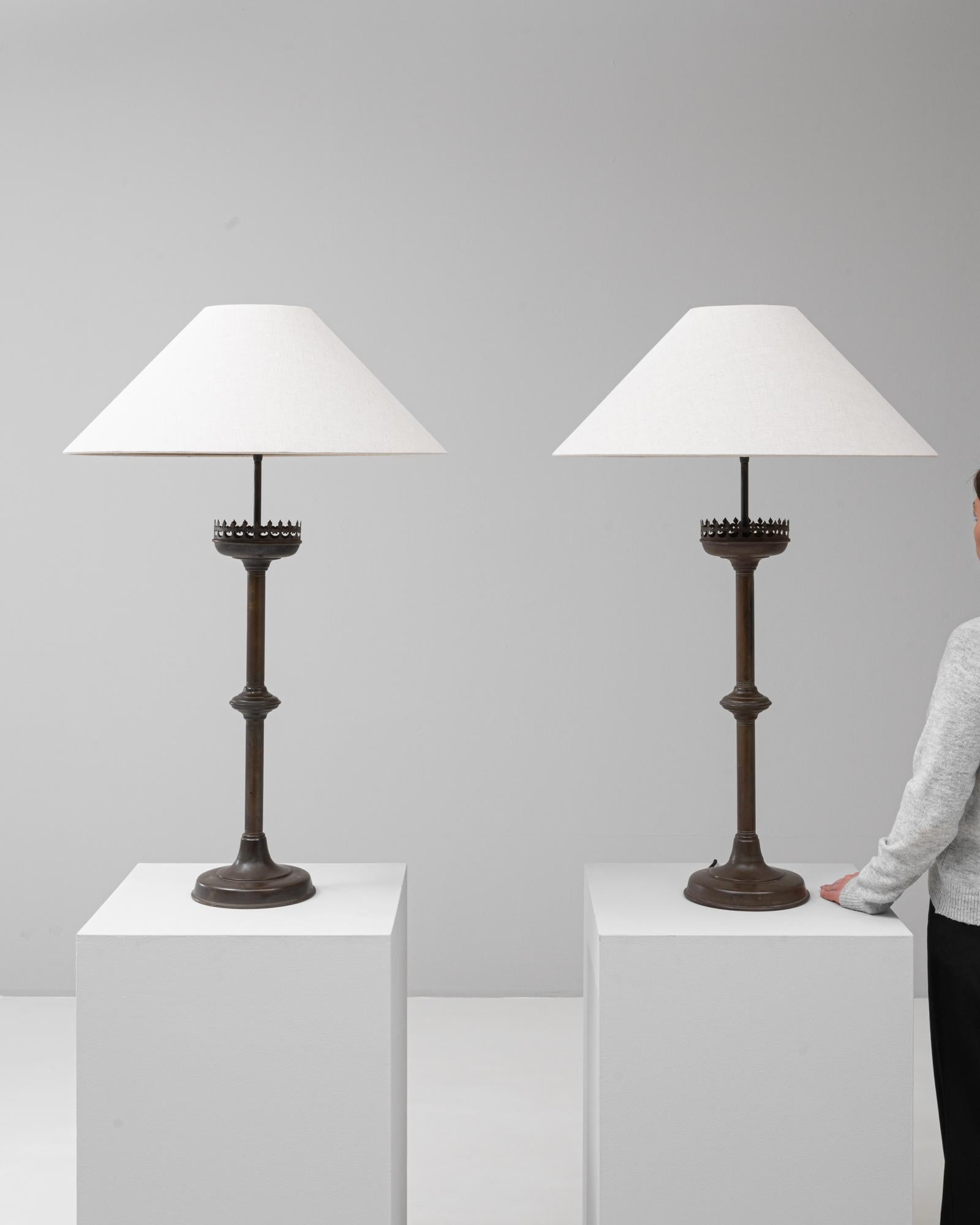 Coppia di lampade da tavolo francesi del XIX secolo in metallo in stile gotico revival in vendita 3