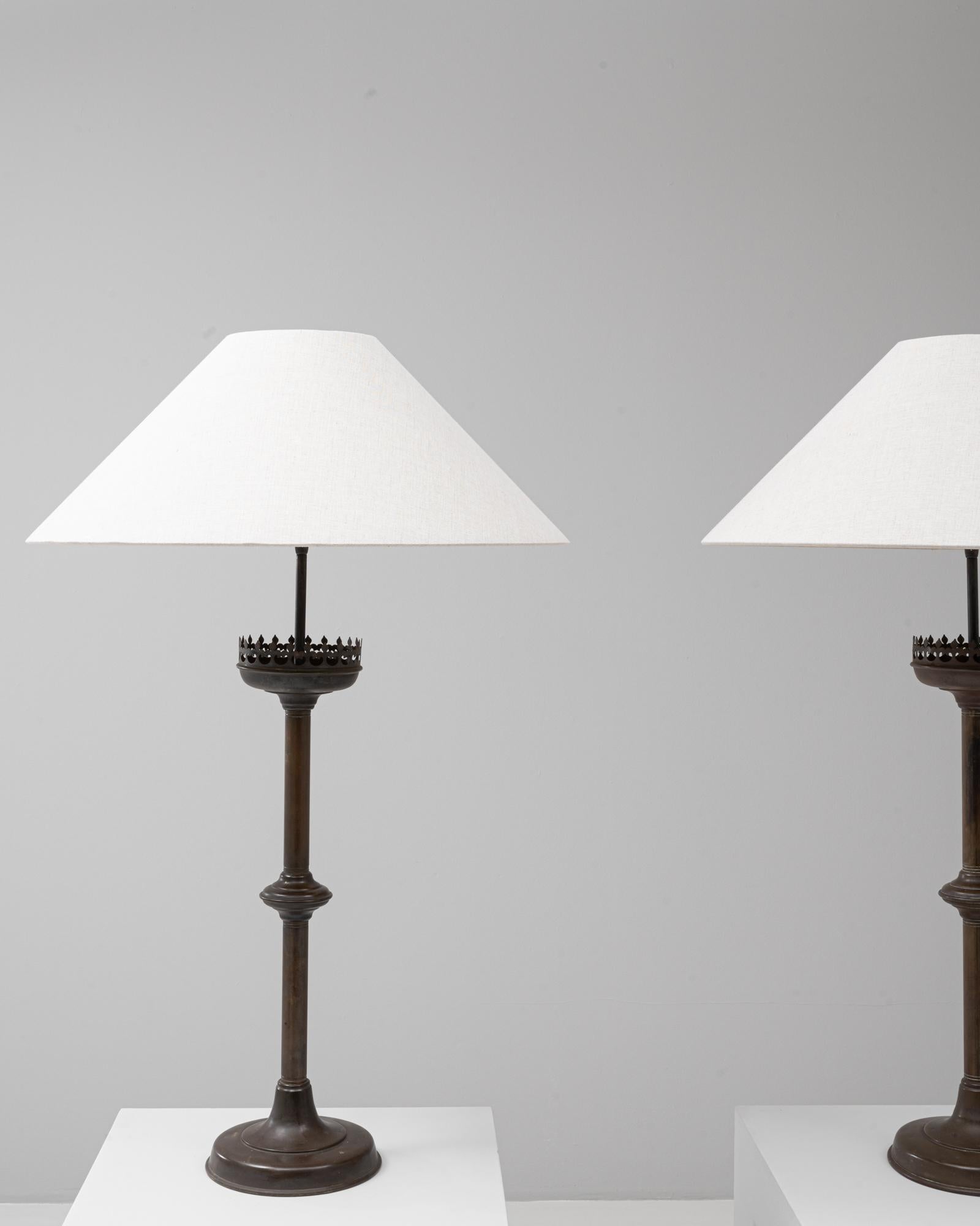 Coppia di lampade da tavolo francesi del XIX secolo in metallo in stile gotico revival in vendita 4