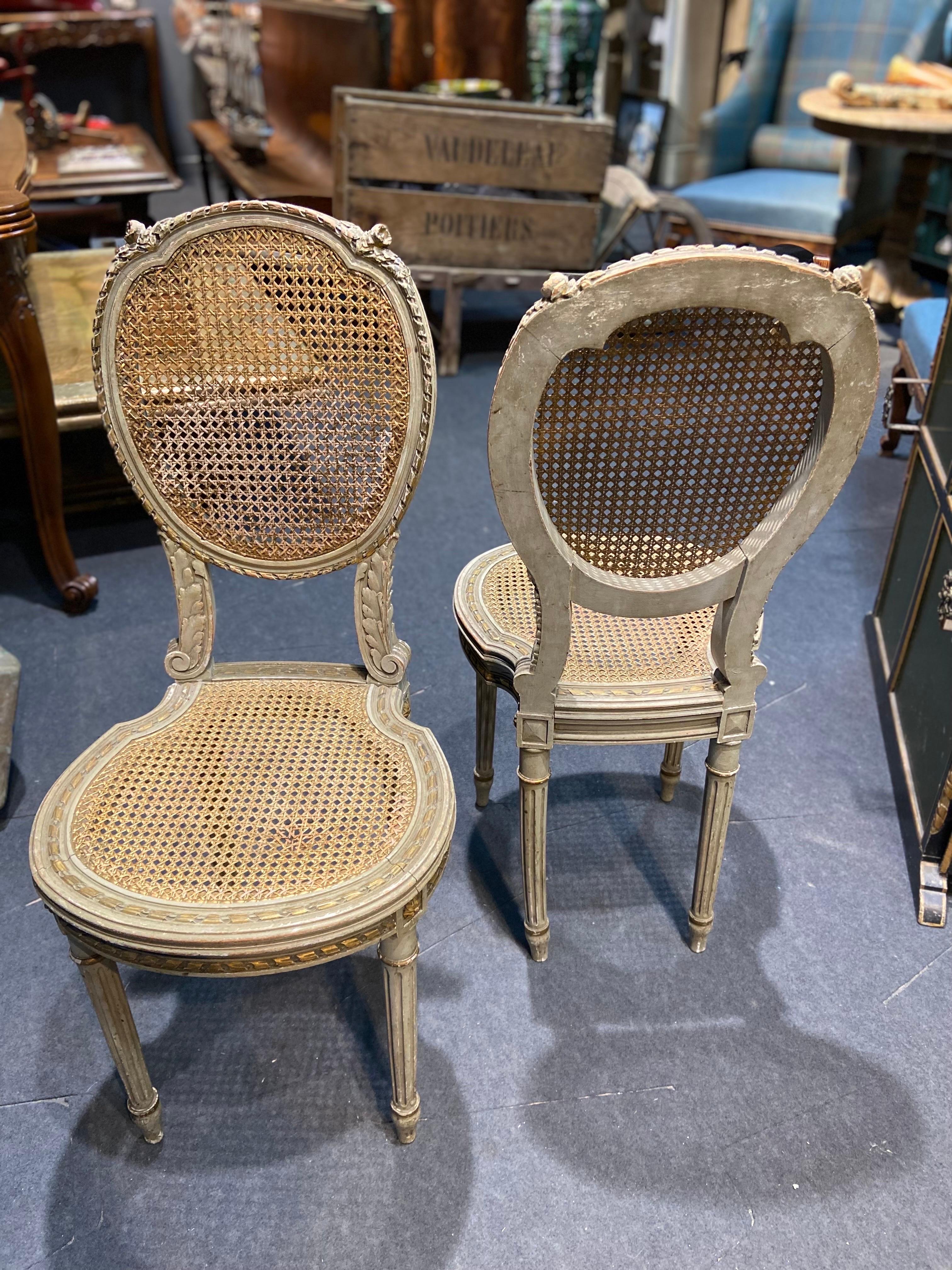 Paar französische handgeschnitzte Schilfrohrstühle aus dem 19. Jahrhundert im Louis-XVI.-Stil (Louis XVI.) im Angebot