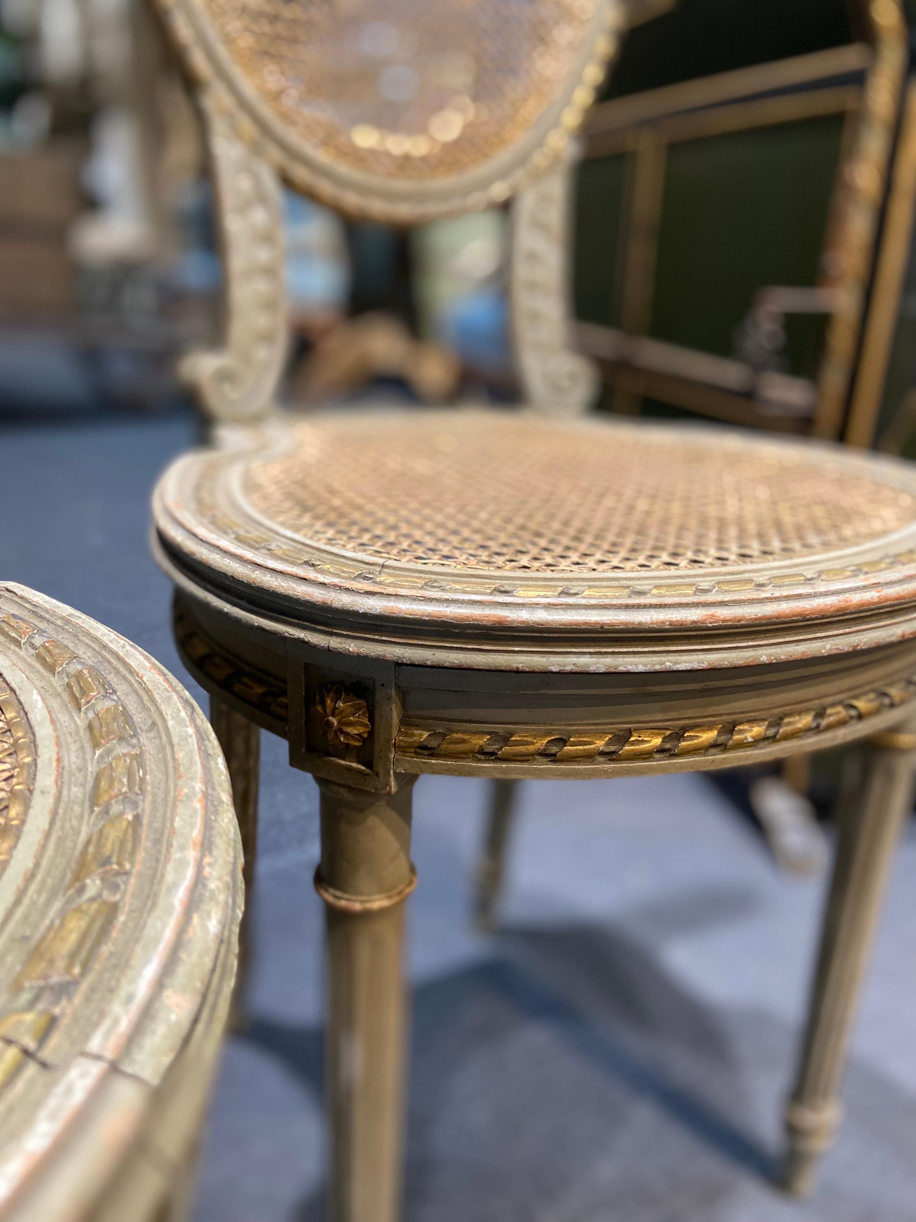 Paar französische handgeschnitzte Schilfrohrstühle aus dem 19. Jahrhundert im Louis-XVI.-Stil (Handbemalt) im Angebot