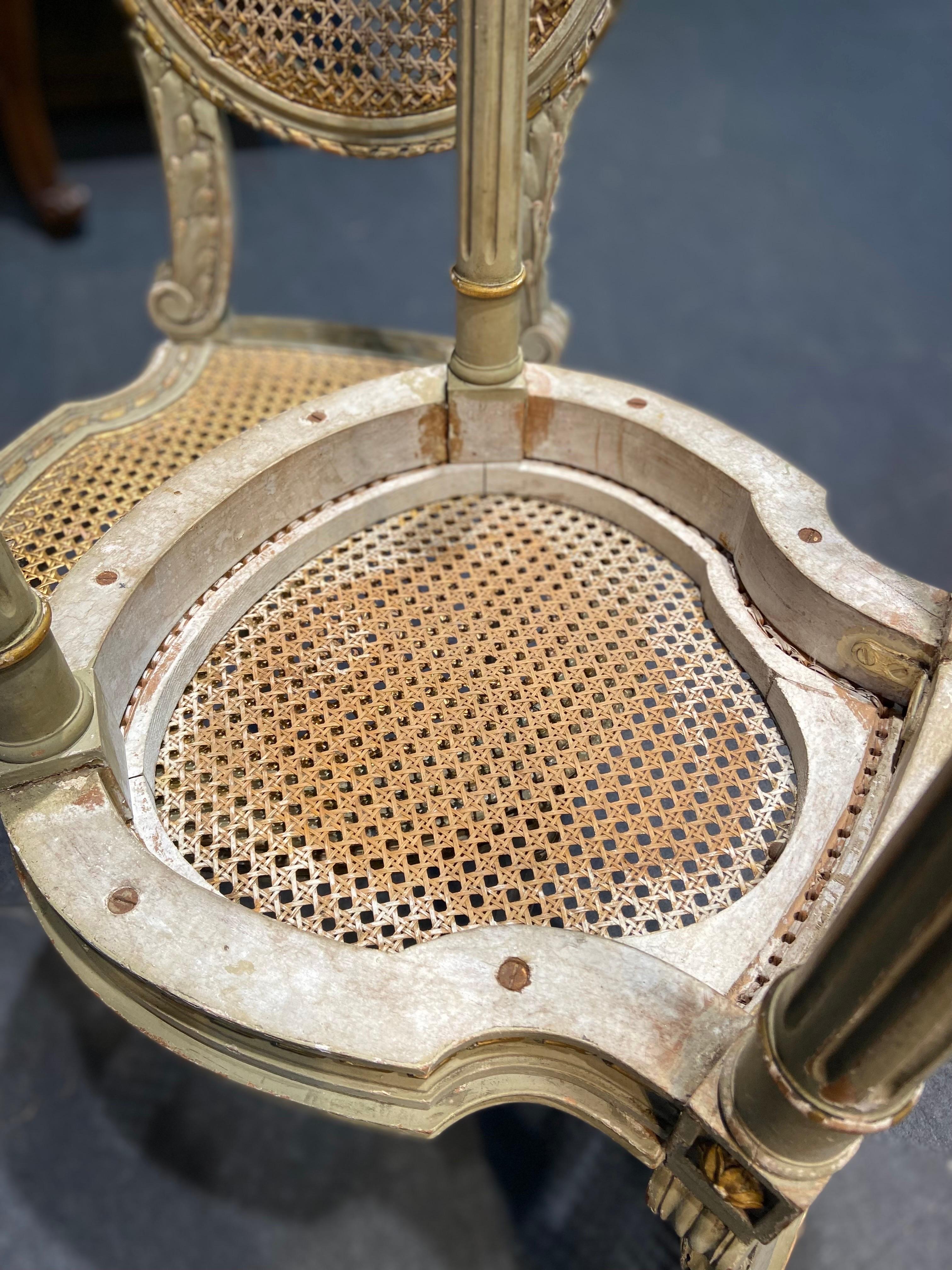 Paar französische handgeschnitzte Schilfrohrstühle aus dem 19. Jahrhundert im Louis-XVI.-Stil im Zustand „Gut“ im Angebot in Sofia, BG