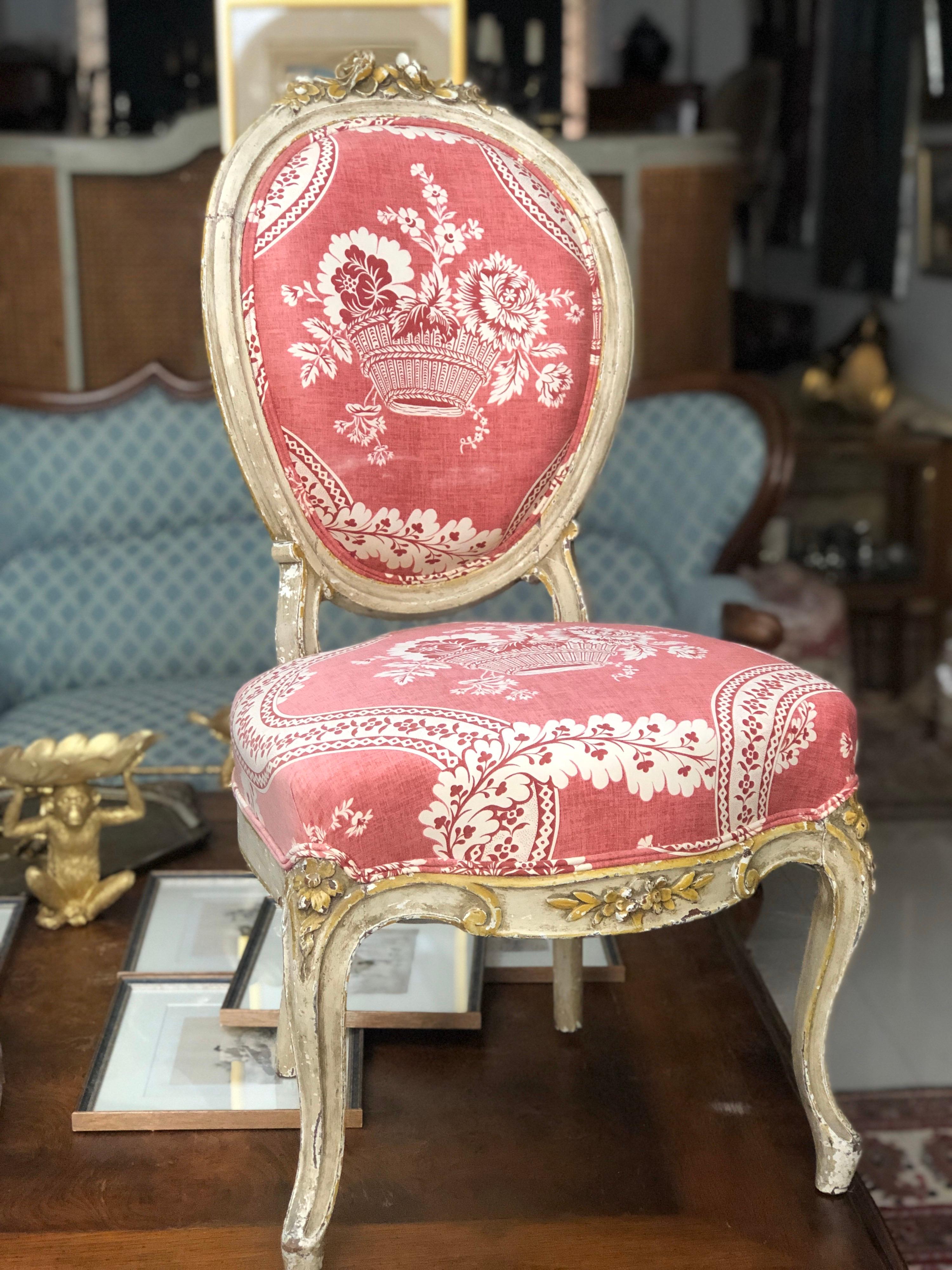 19th century French pair of redecorated and cream coloured lacquered wood chairs with delicate golden painted finish. The chairs have round back in Louis XVI style and are in very good condition.
France, circa 1890.