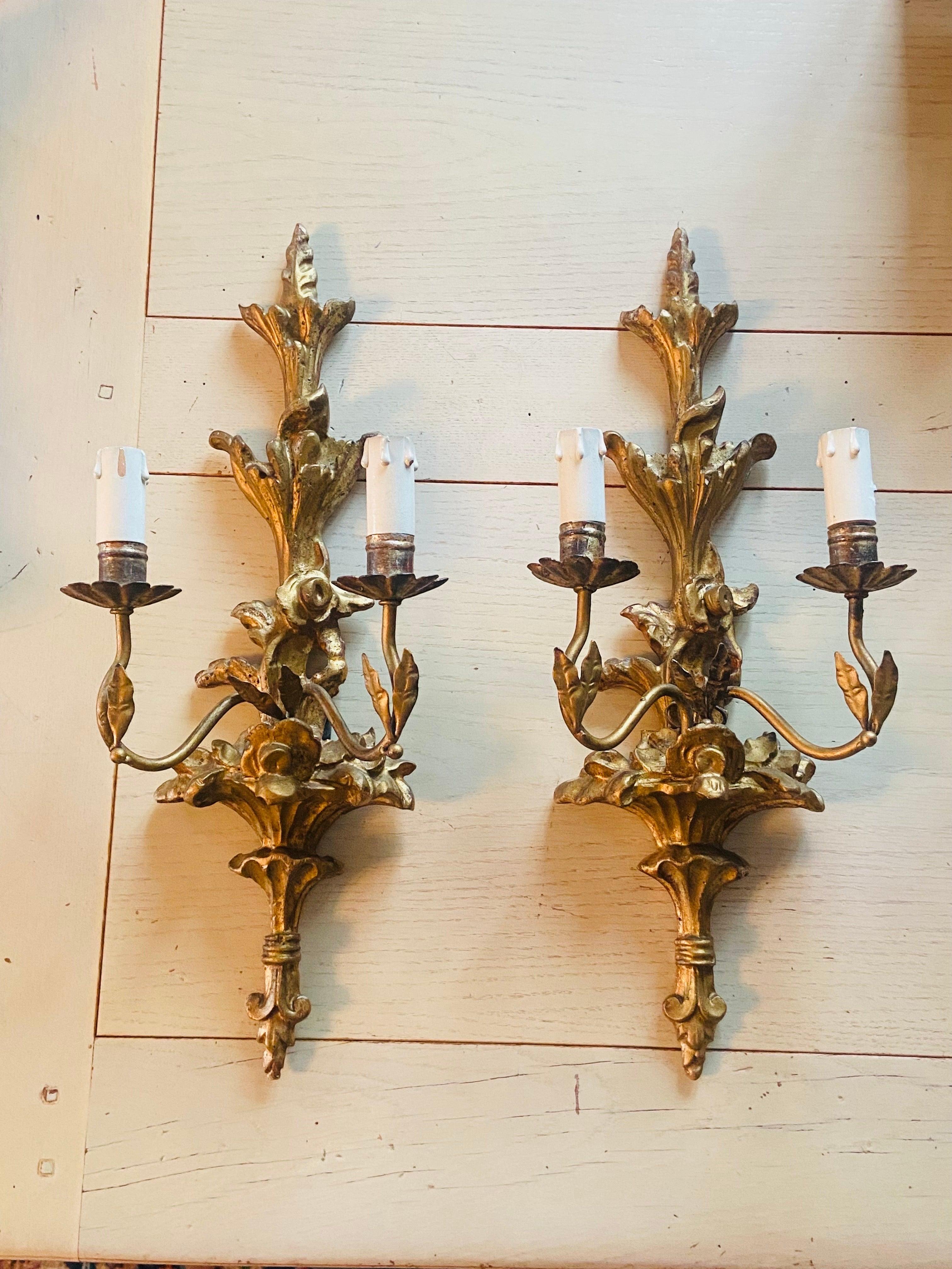 Cette ancienne applique française de style Louis XVI, sculptée à la main et en bois doré, est réglée et câblée pour deux ampoules chacune. État authentique sans aucune restauration.
France, vers 1880.