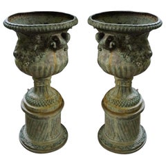 Pareja francesa del siglo XIX de grandes jardineras de bronce con cabezas de carnero