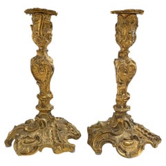 Ein Paar französische Kerzenhalter aus Bronze im Stil Ludwigs XV. aus dem 19. Jahrhundert