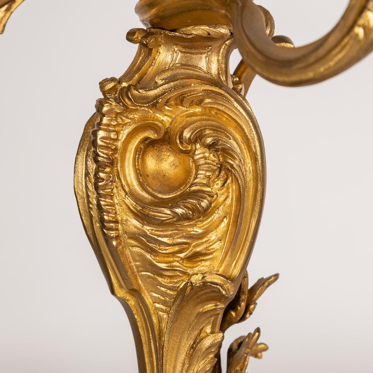 Paar französische Goldbronze-Kandelaber im Louis-XV-Stil des 19. Jahrhunderts mit vier Leuchten, um 1880 im Angebot 4