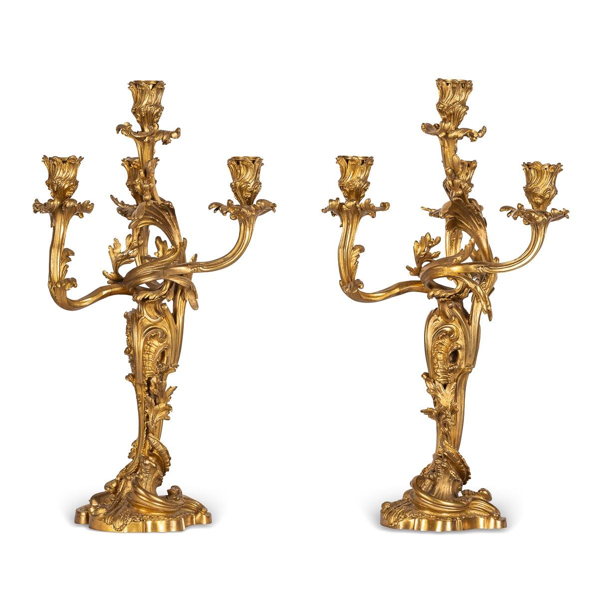 Antique French della fine del XIX secolo, coppia di candelabri a quattro luci in bronzo ormolu in stile Luigi XV, splendidamente modellati in stile rococò, ciascuno stelo a balaustro scanalato a spirale foliato che sostiene i bracci delle candele,