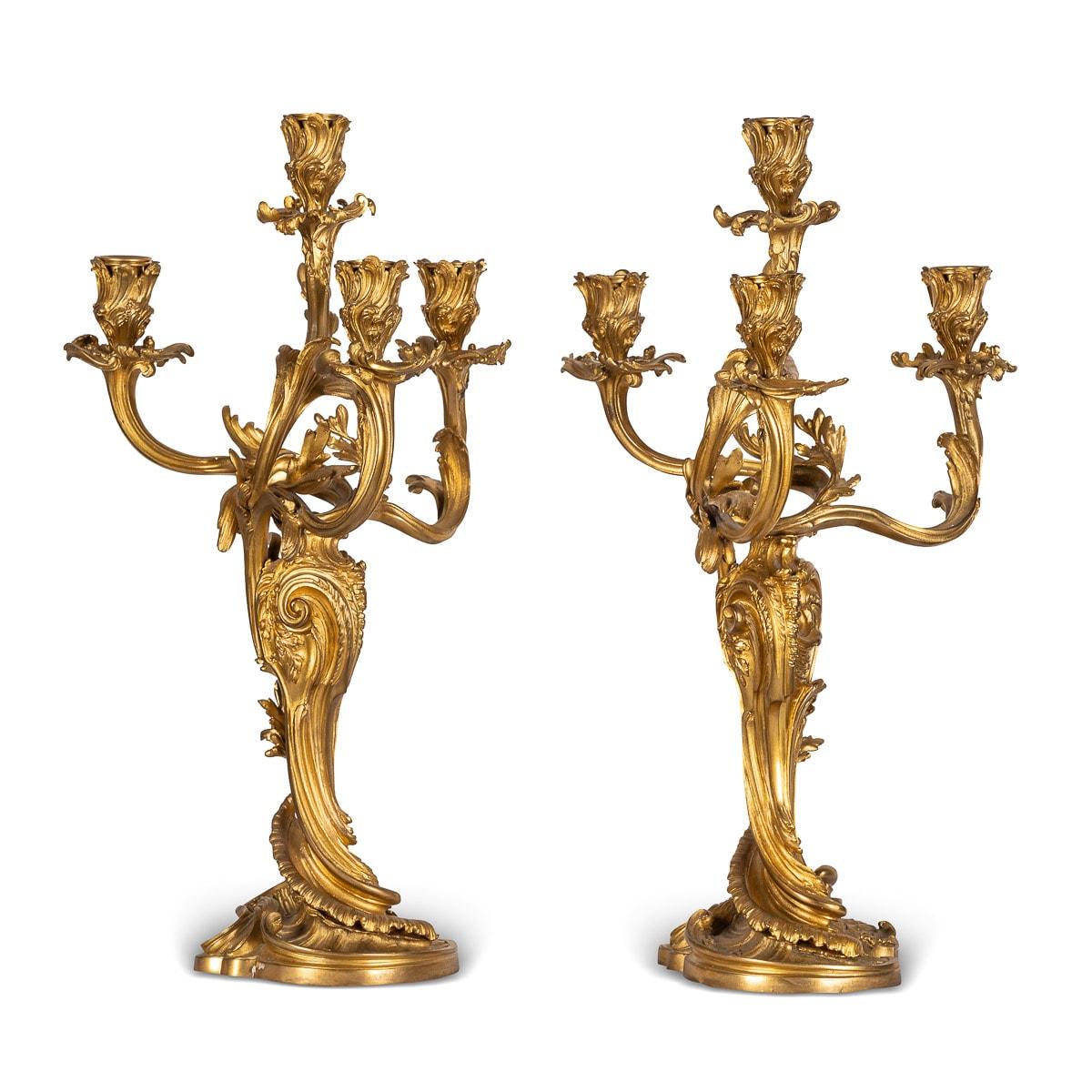 Paar französische Goldbronze-Kandelaber im Louis-XV-Stil des 19. Jahrhunderts mit vier Leuchten, um 1880 (Französisch) im Angebot