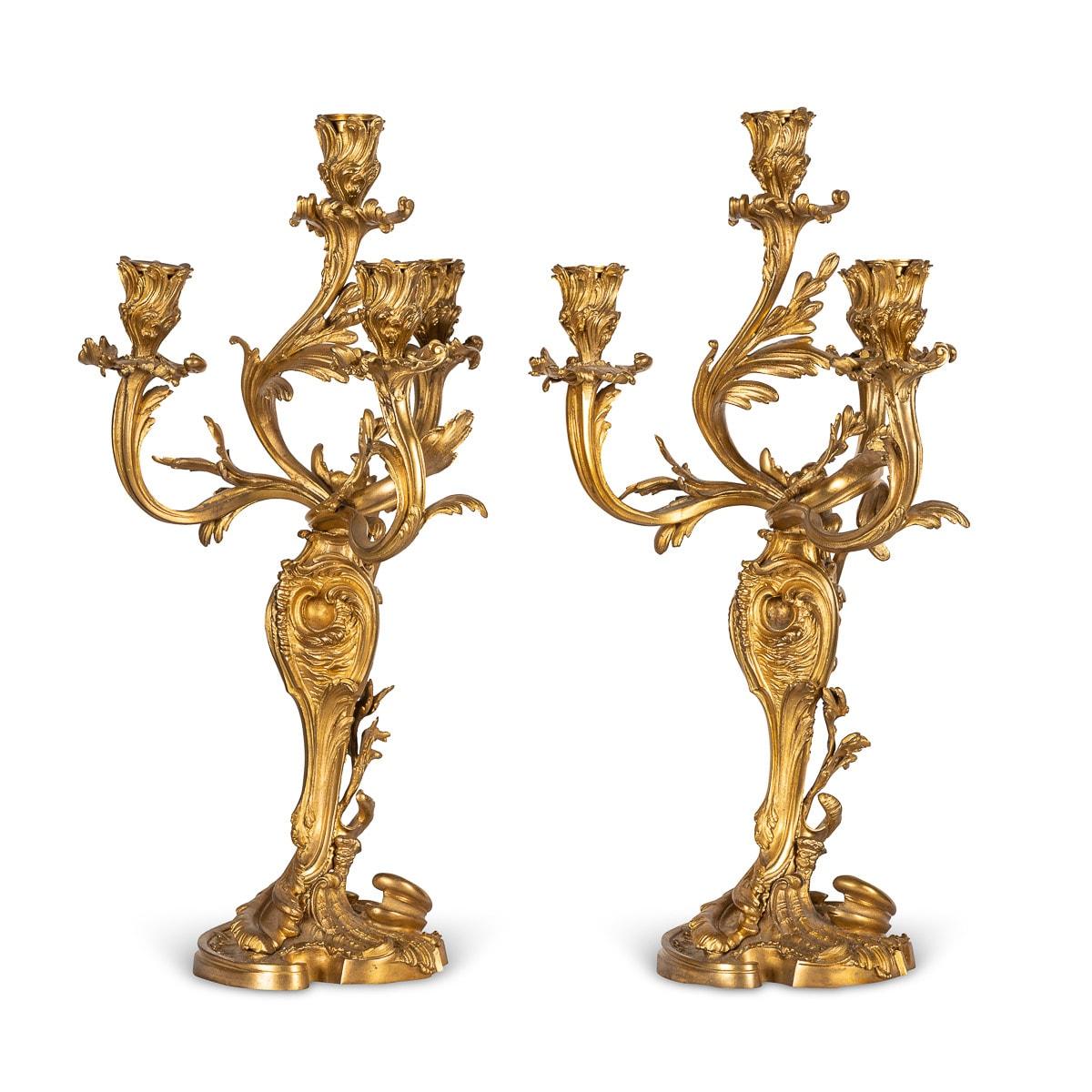 Paar französische Goldbronze-Kandelaber im Louis-XV-Stil des 19. Jahrhunderts mit vier Leuchten, um 1880 im Zustand „Gut“ im Angebot in Royal Tunbridge Wells, Kent