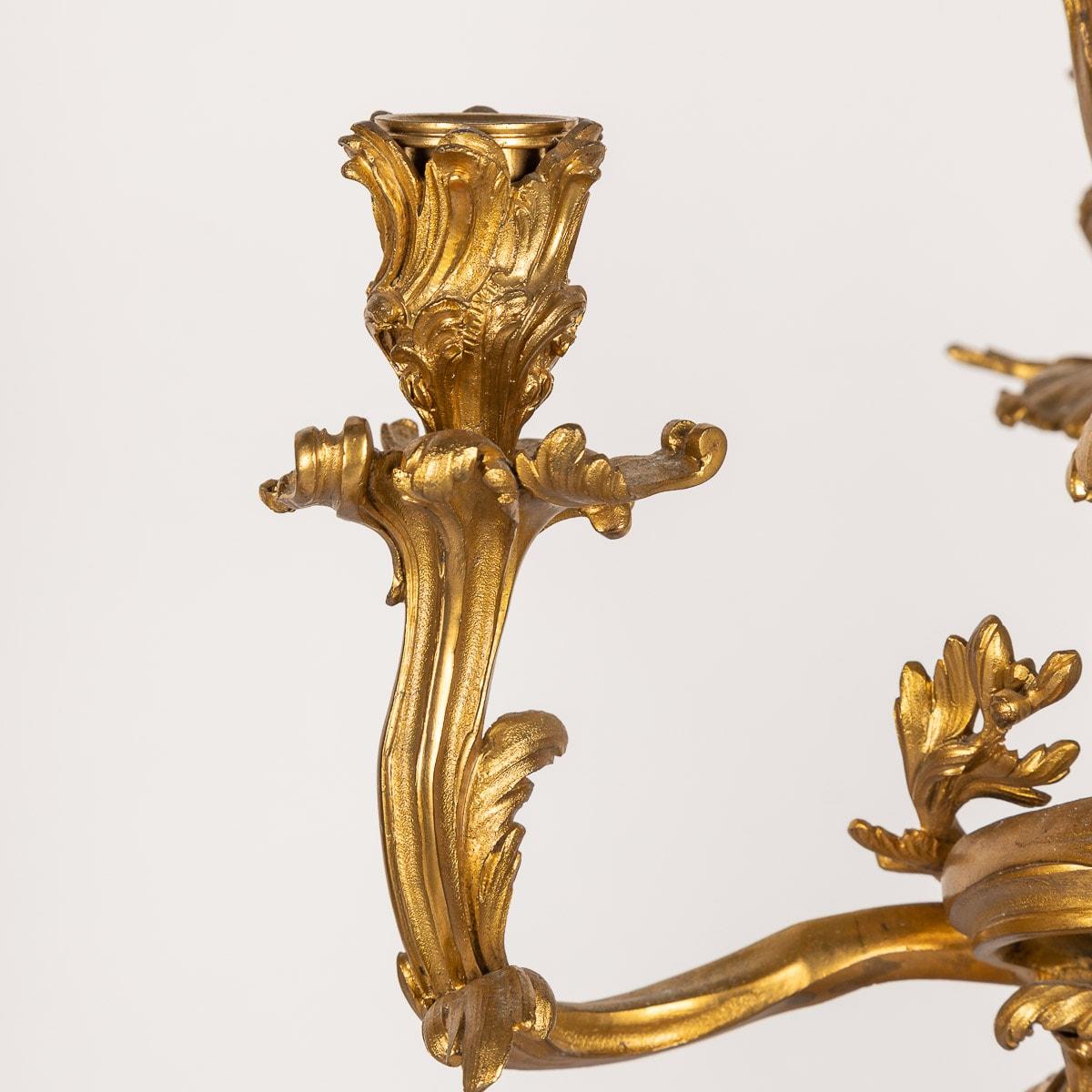 Paar französische Goldbronze-Kandelaber im Louis-XV-Stil des 19. Jahrhunderts mit vier Leuchten, um 1880 im Angebot 1