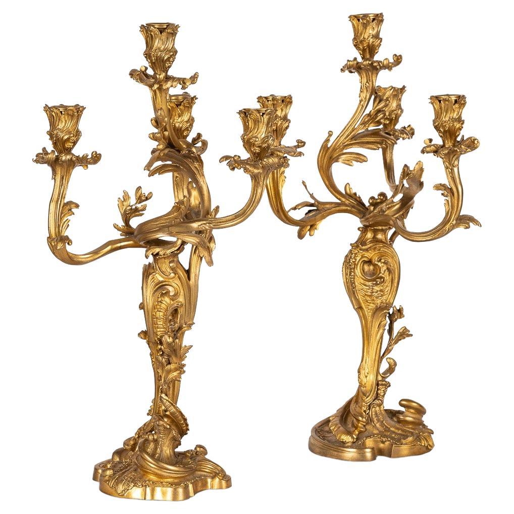 Paar französische Goldbronze-Kandelaber im Louis-XV-Stil des 19. Jahrhunderts mit vier Leuchten, um 1880