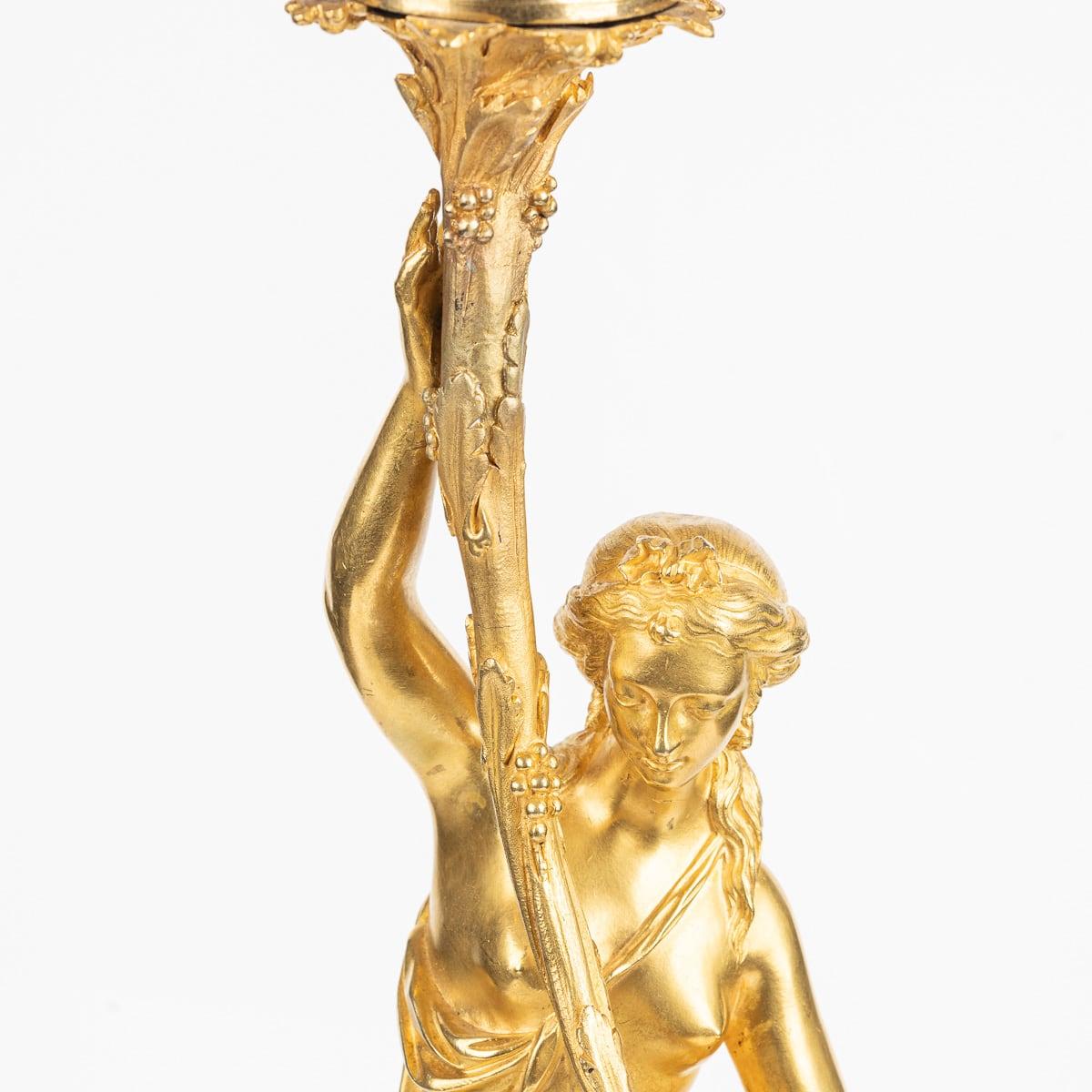 Coppia di candelabri a cinque luci in stile Luigi Xvi del XIX secolo, in Ormolu, 1880 ca. in vendita 3