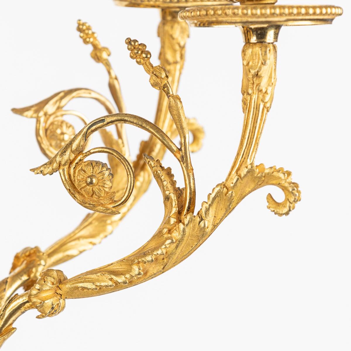 Coppia di candelabri a cinque luci in stile Luigi Xvi del XIX secolo, in Ormolu, 1880 ca. in vendita 9