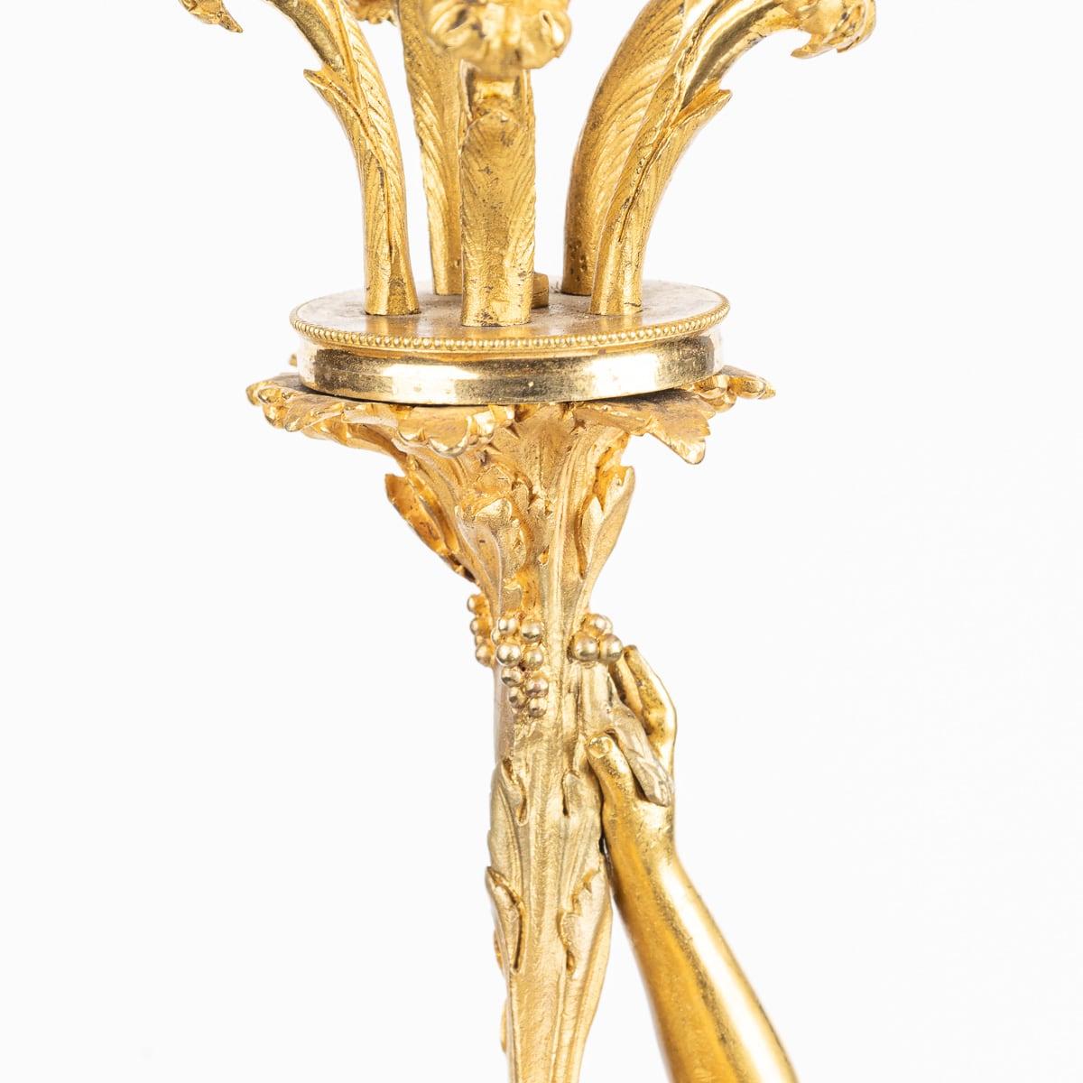 Coppia di candelabri a cinque luci in stile Luigi Xvi del XIX secolo, in Ormolu, 1880 ca. in vendita 10