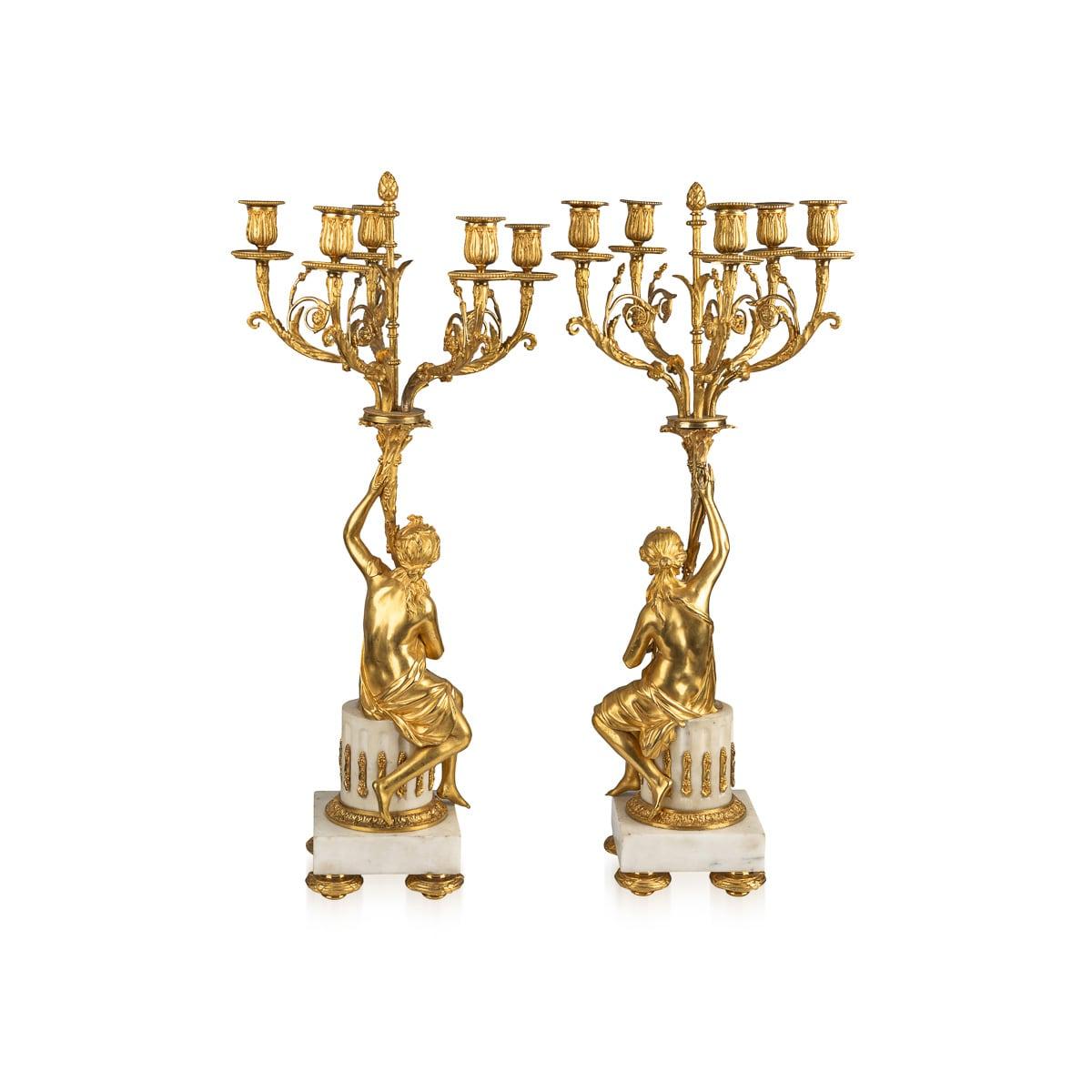 Francese Coppia di candelabri a cinque luci in stile Luigi Xvi del XIX secolo, in Ormolu, 1880 ca. in vendita