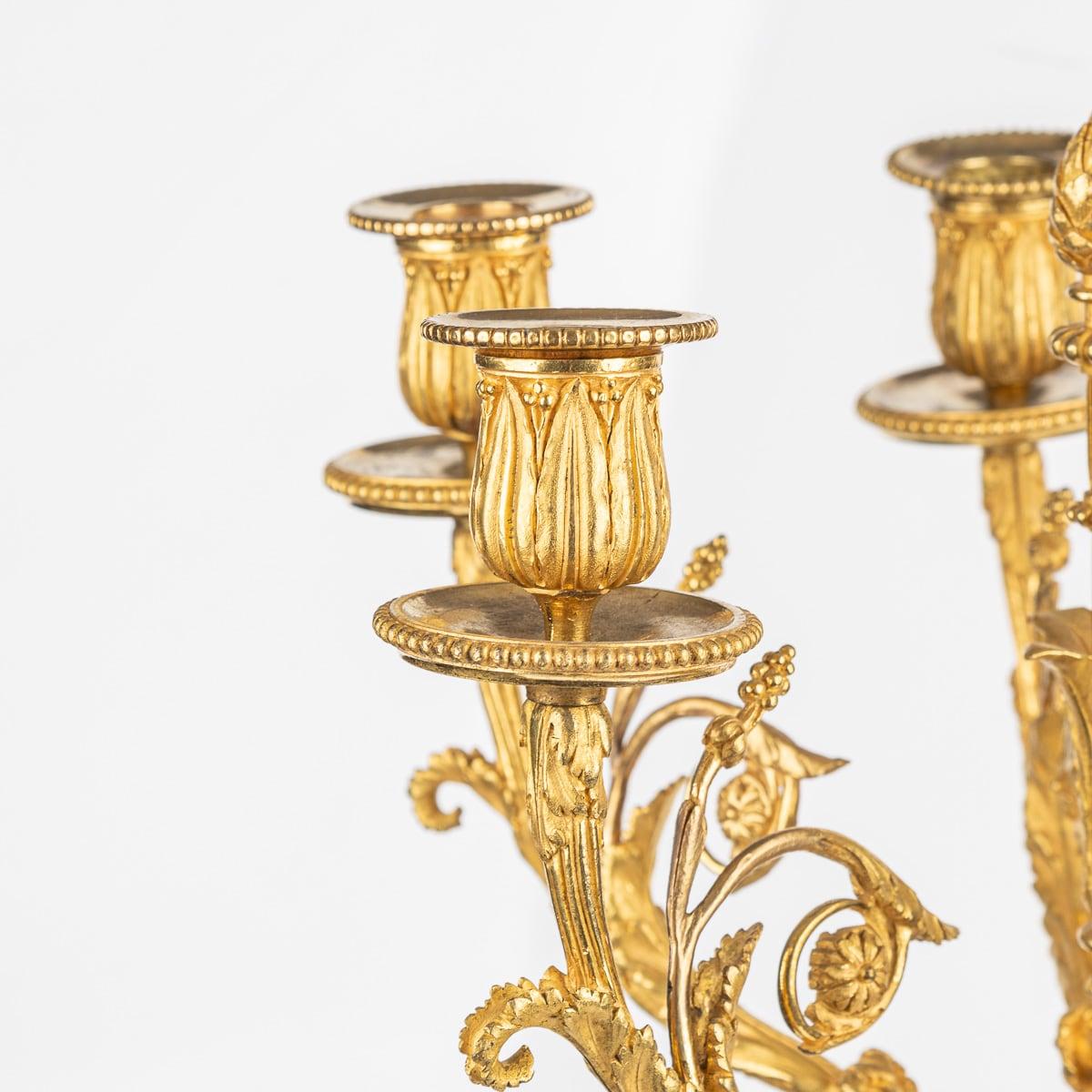 Ottone Coppia di candelabri a cinque luci in stile Luigi Xvi del XIX secolo, in Ormolu, 1880 ca. in vendita