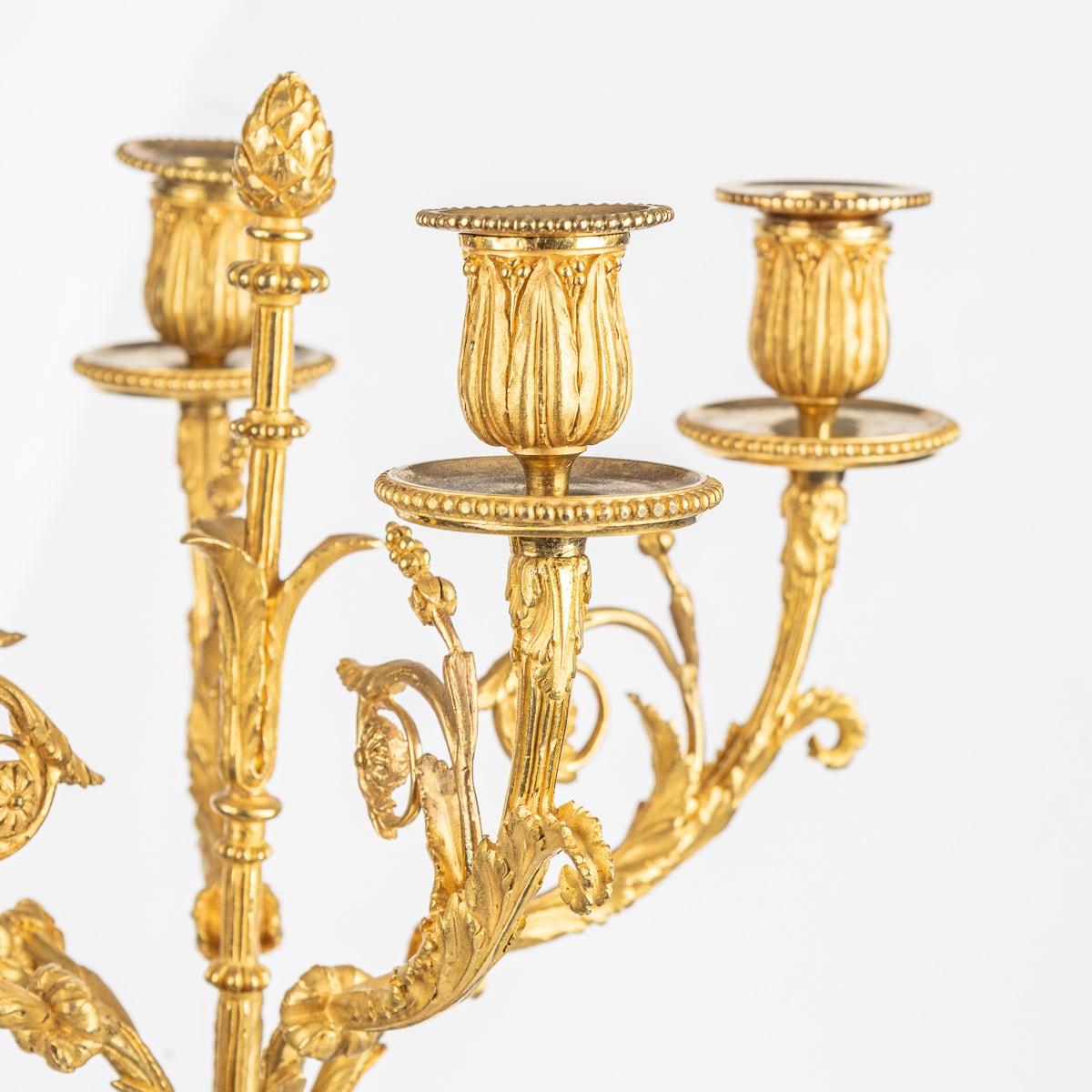 Coppia di candelabri a cinque luci in stile Luigi Xvi del XIX secolo, in Ormolu, 1880 ca. in vendita 1
